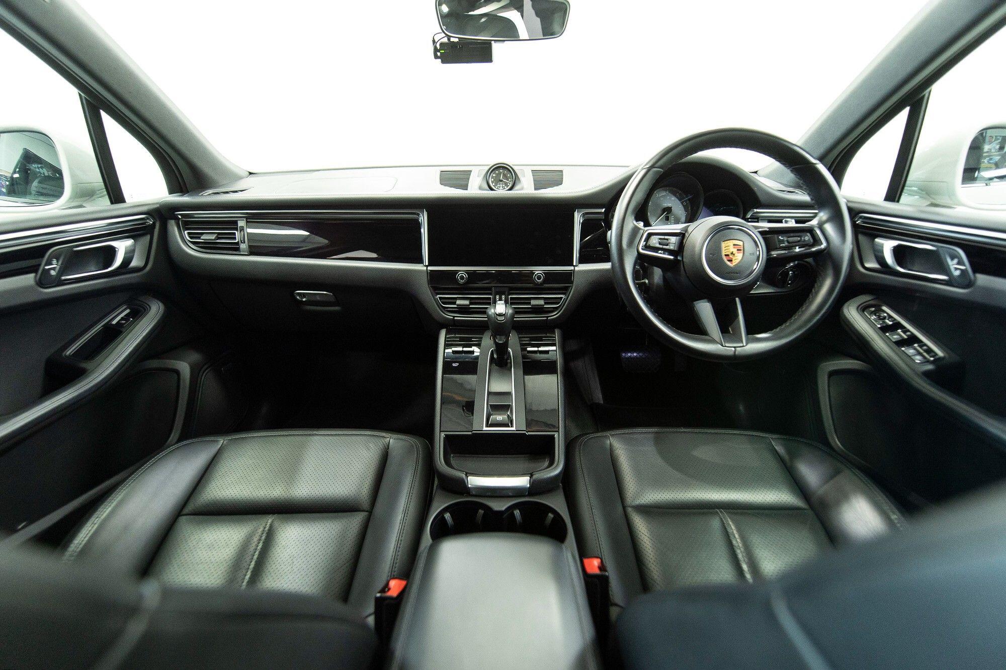 Porsche Macan view 11