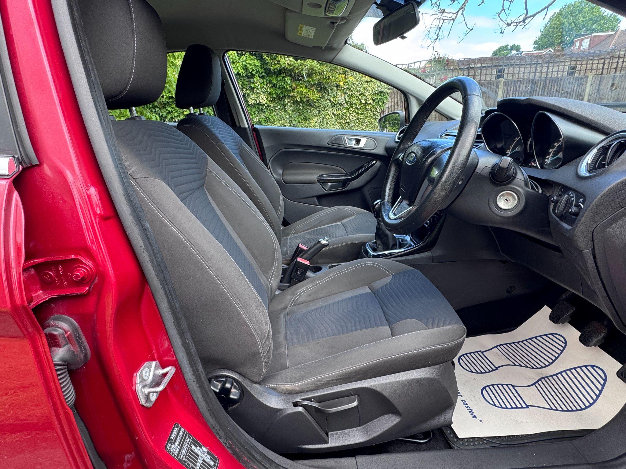 2016 Ford Fiesta image 18
