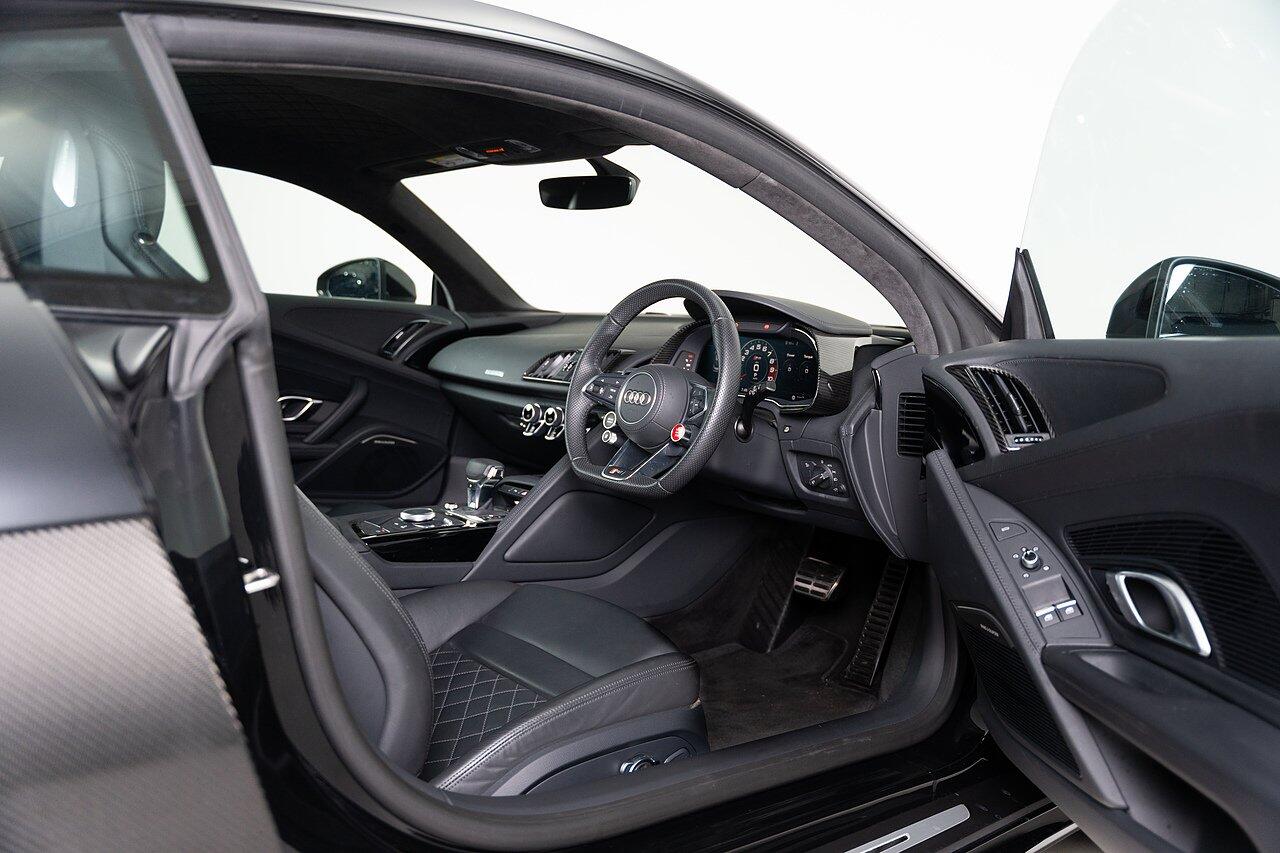 Audi R8 view 3