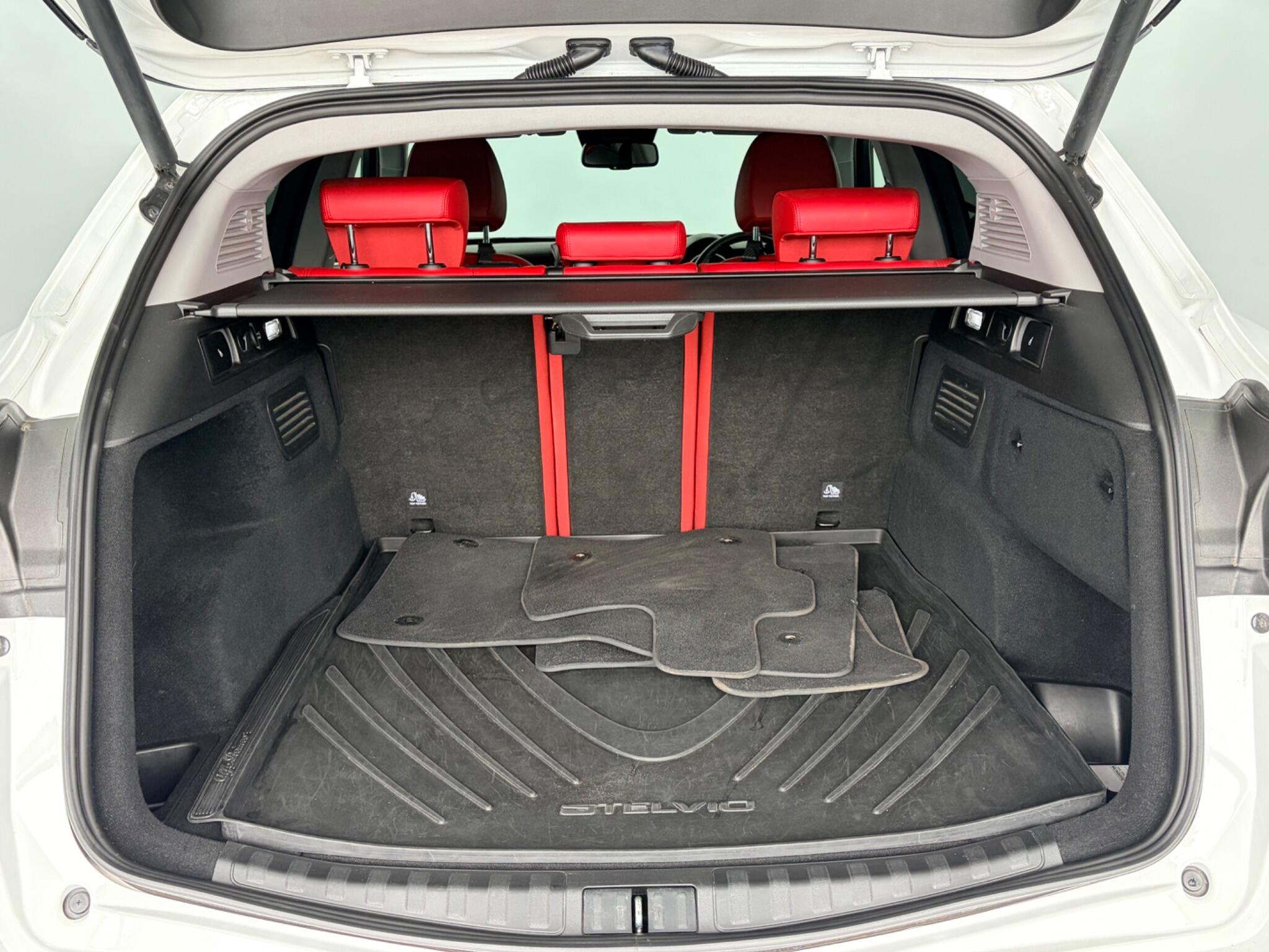 Alfa Romeo Stelvio view 28