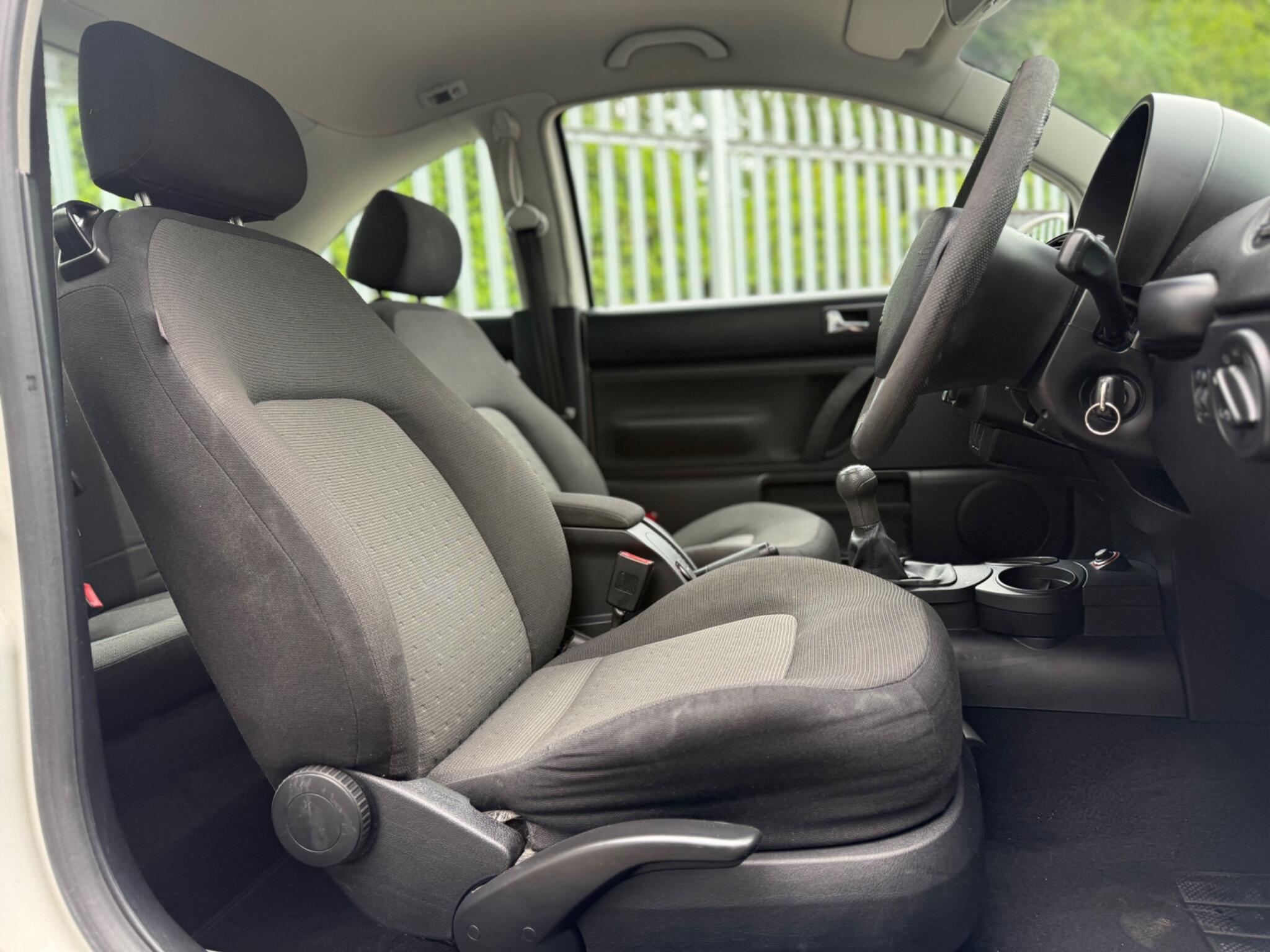 2009 Volkswagen Beetle image 14
