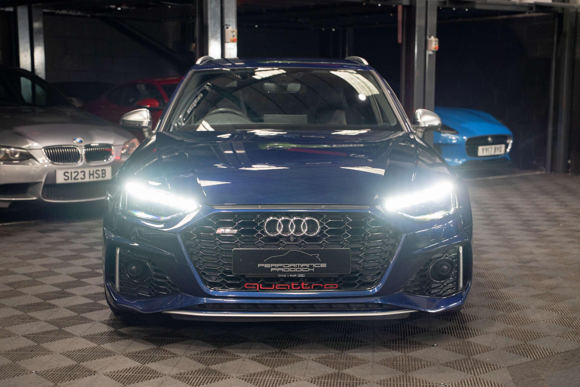 Audi RS4 Avant view 6
