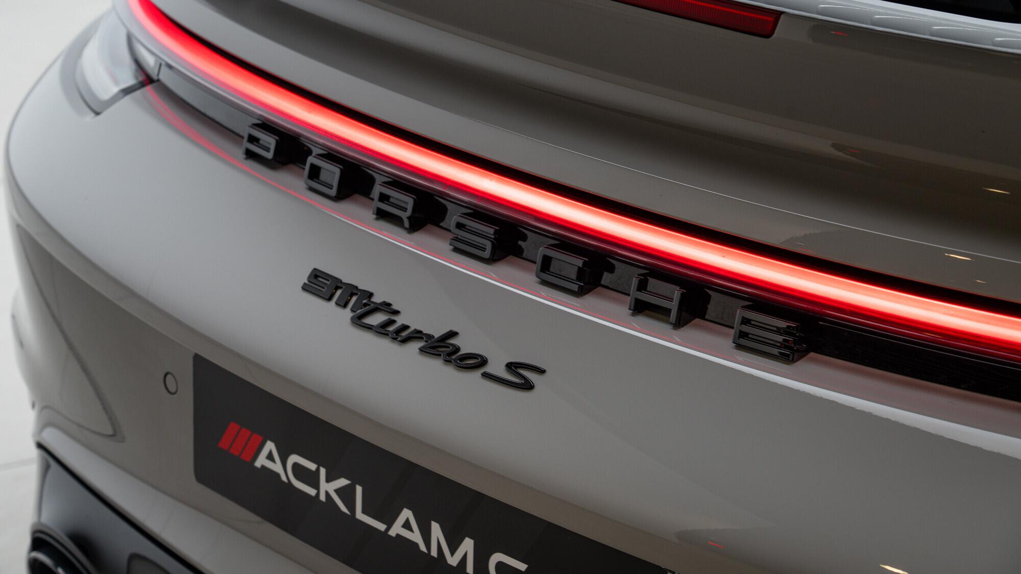 Porsche 911 view 12