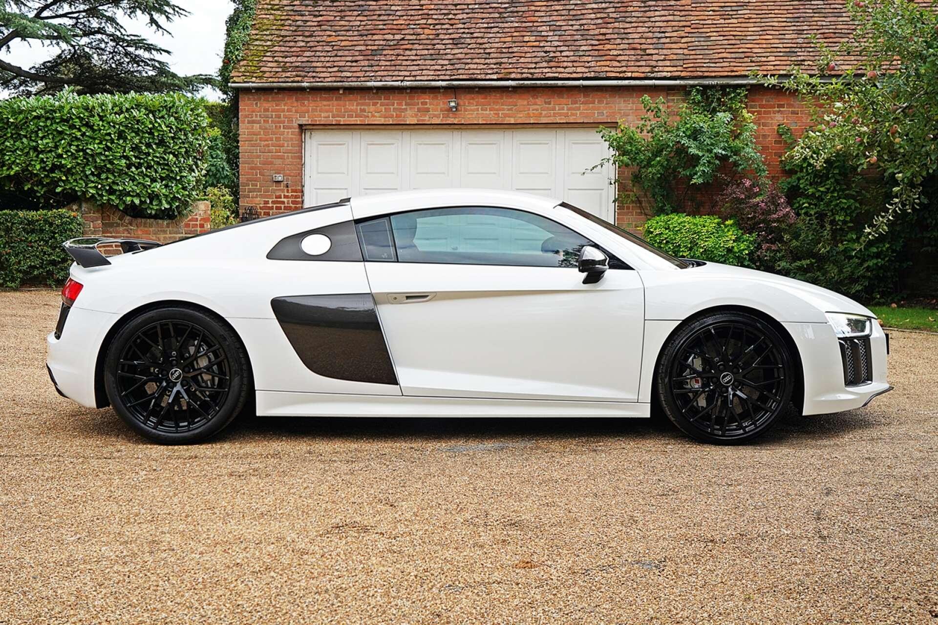 Audi R8 view 11