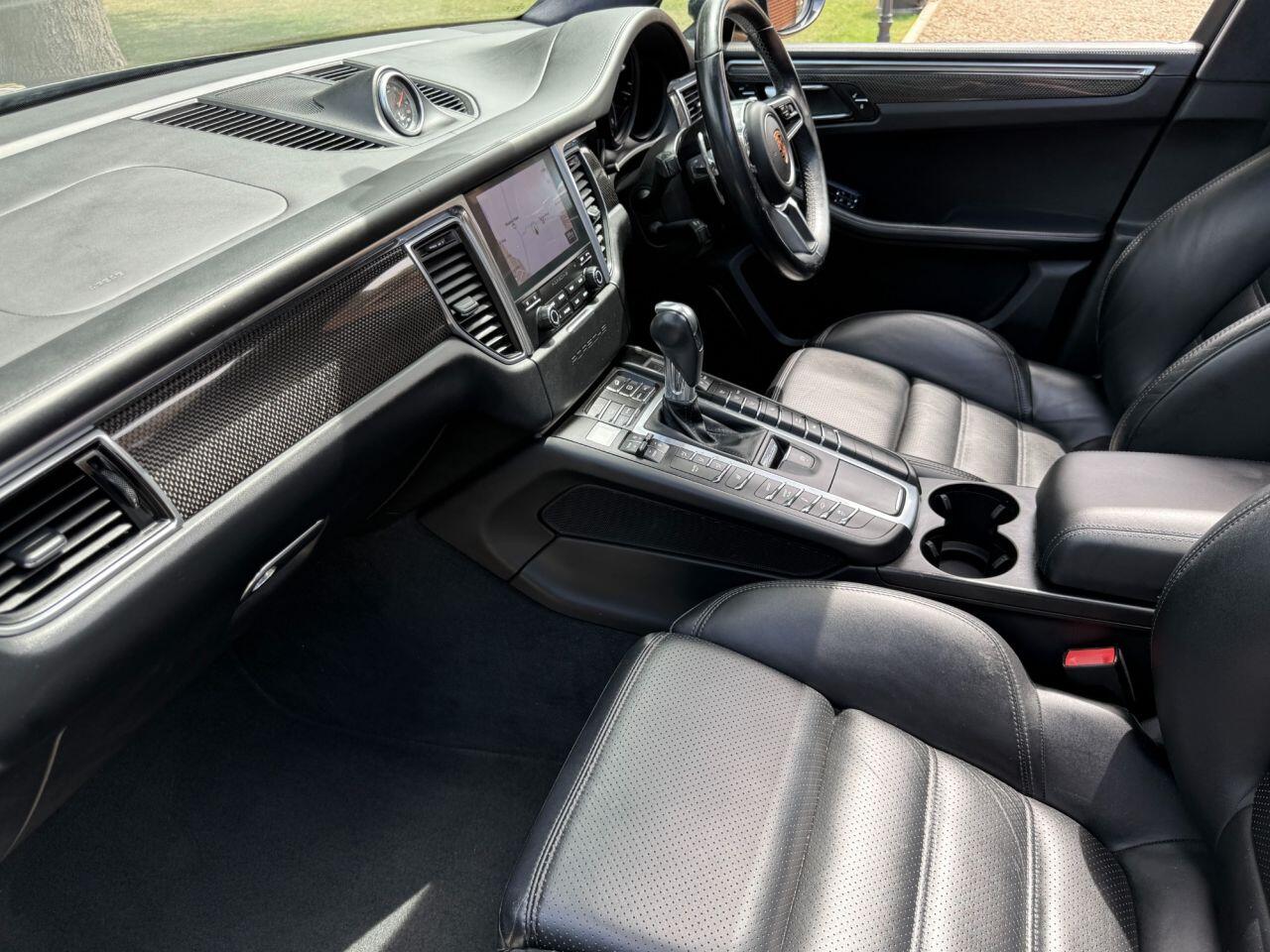 Porsche Macan view 11