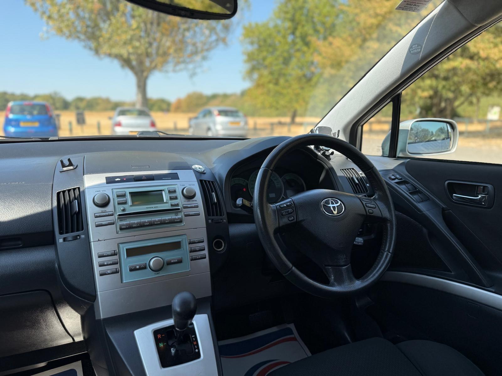 Toyota Corolla Verso view 25