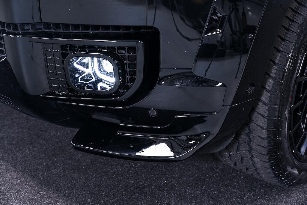Land Rover Defender view 9