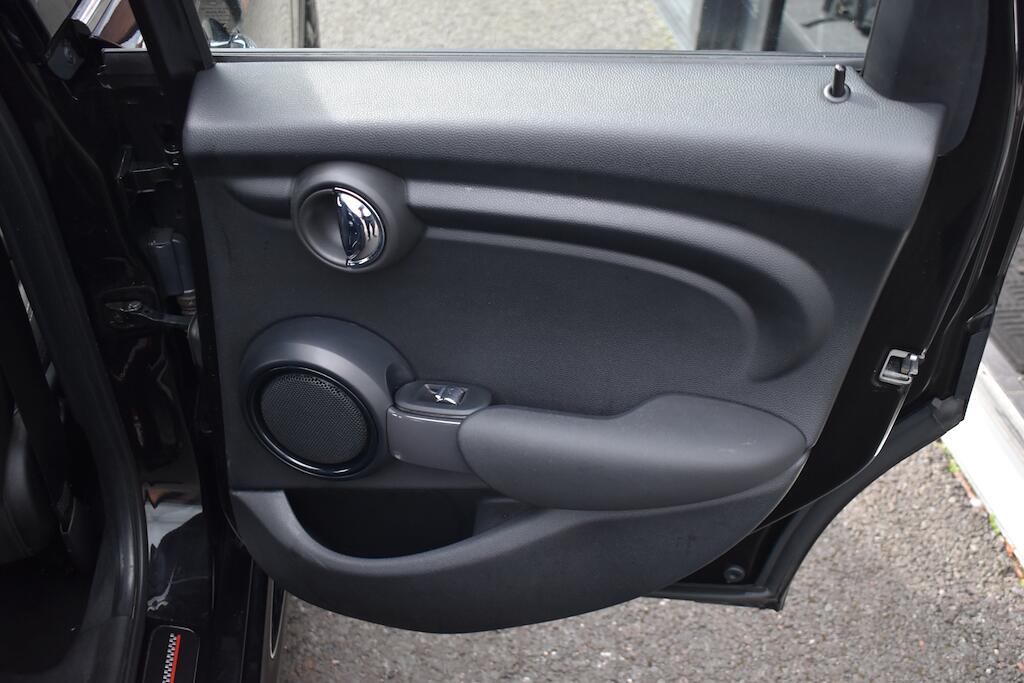 Mini Hatch view 31