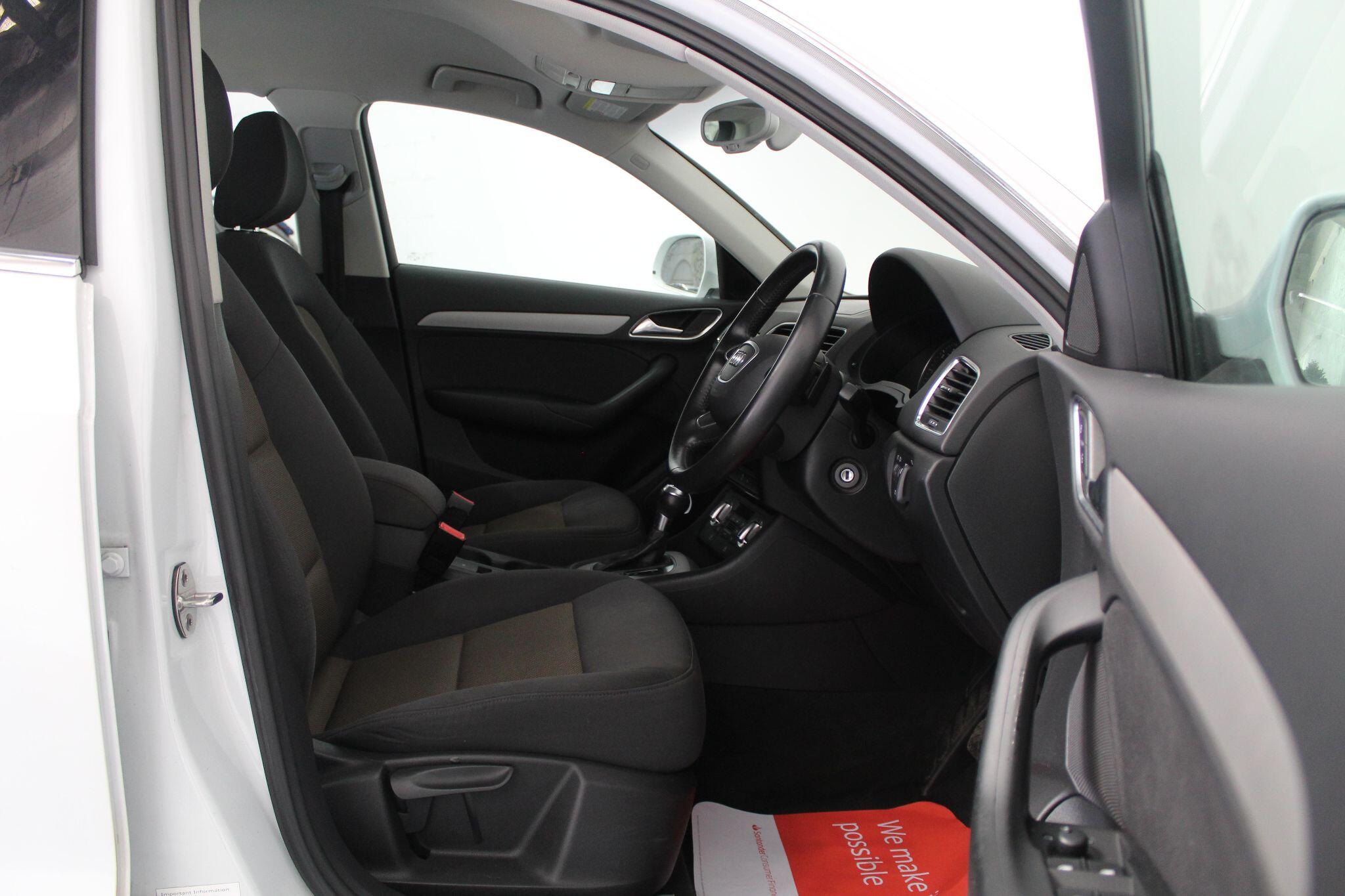 Audi Q3 view 30
