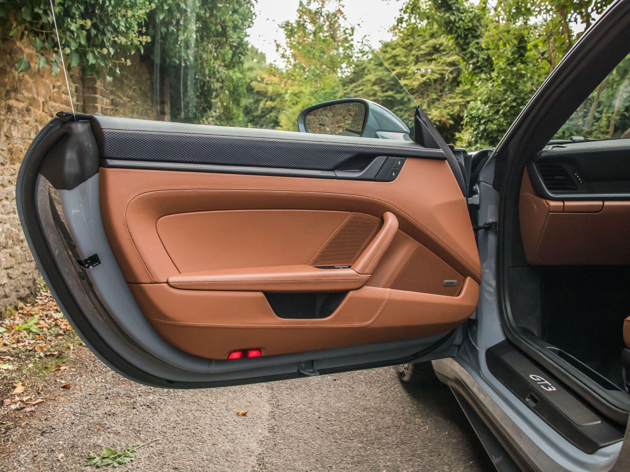 Porsche 911 view 17