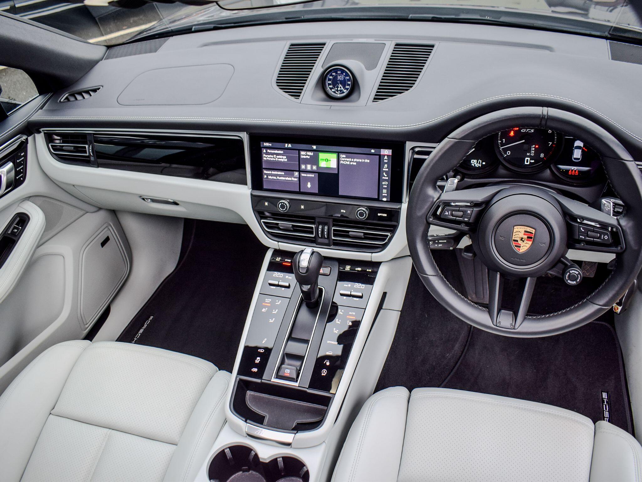 Porsche Macan view 11