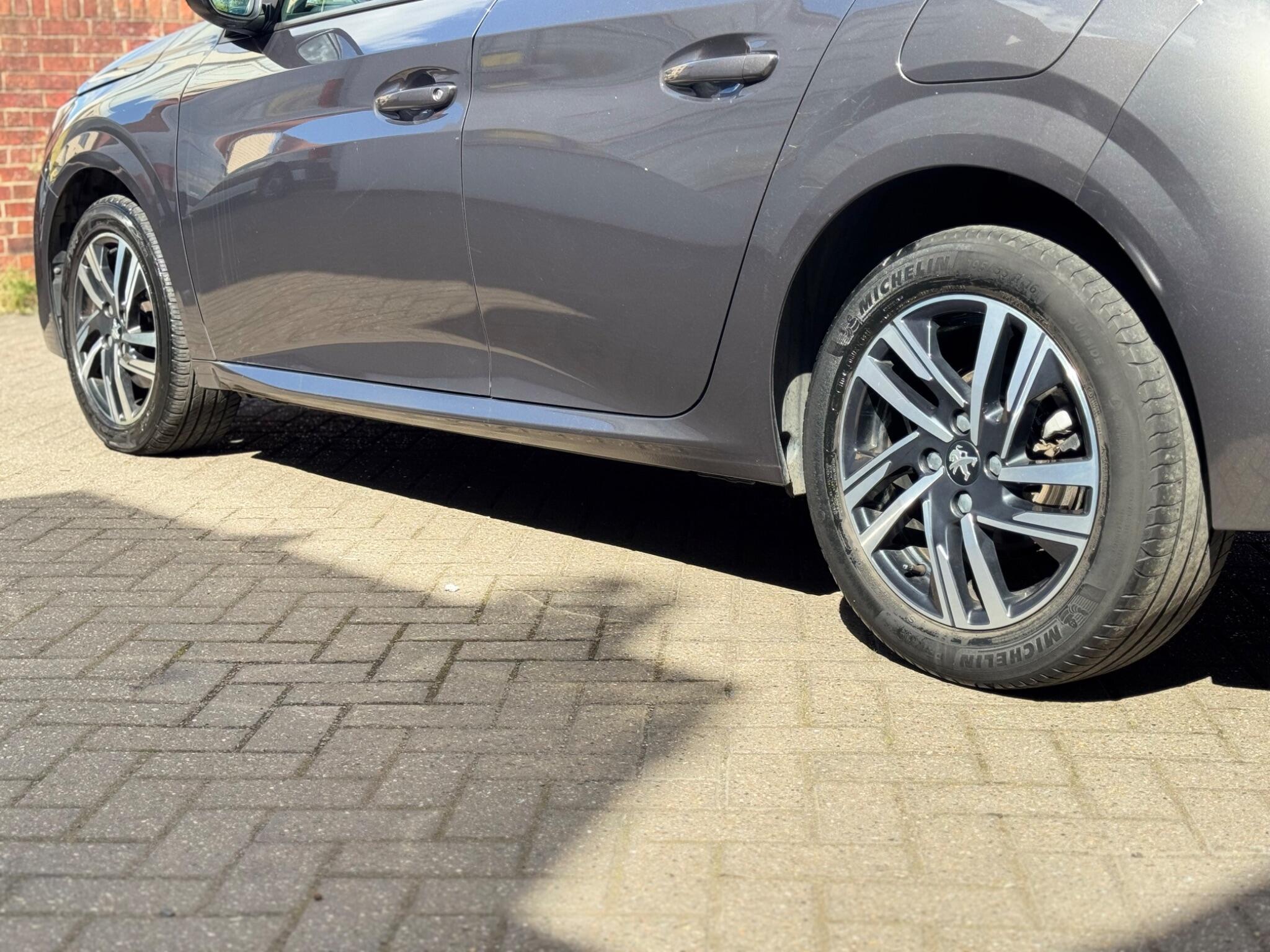 Peugeot 208 view 8