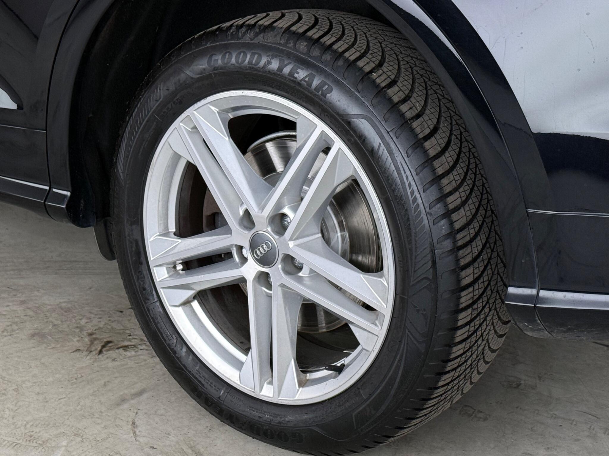 Audi Q5 view 9