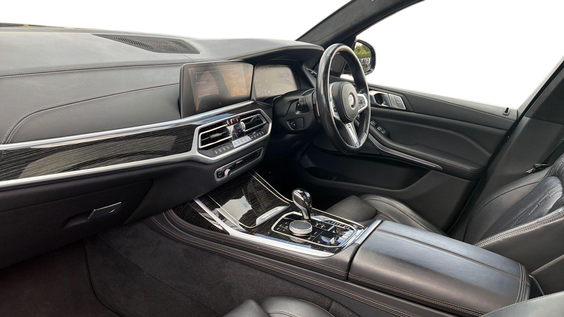 BMW X7 view 7
