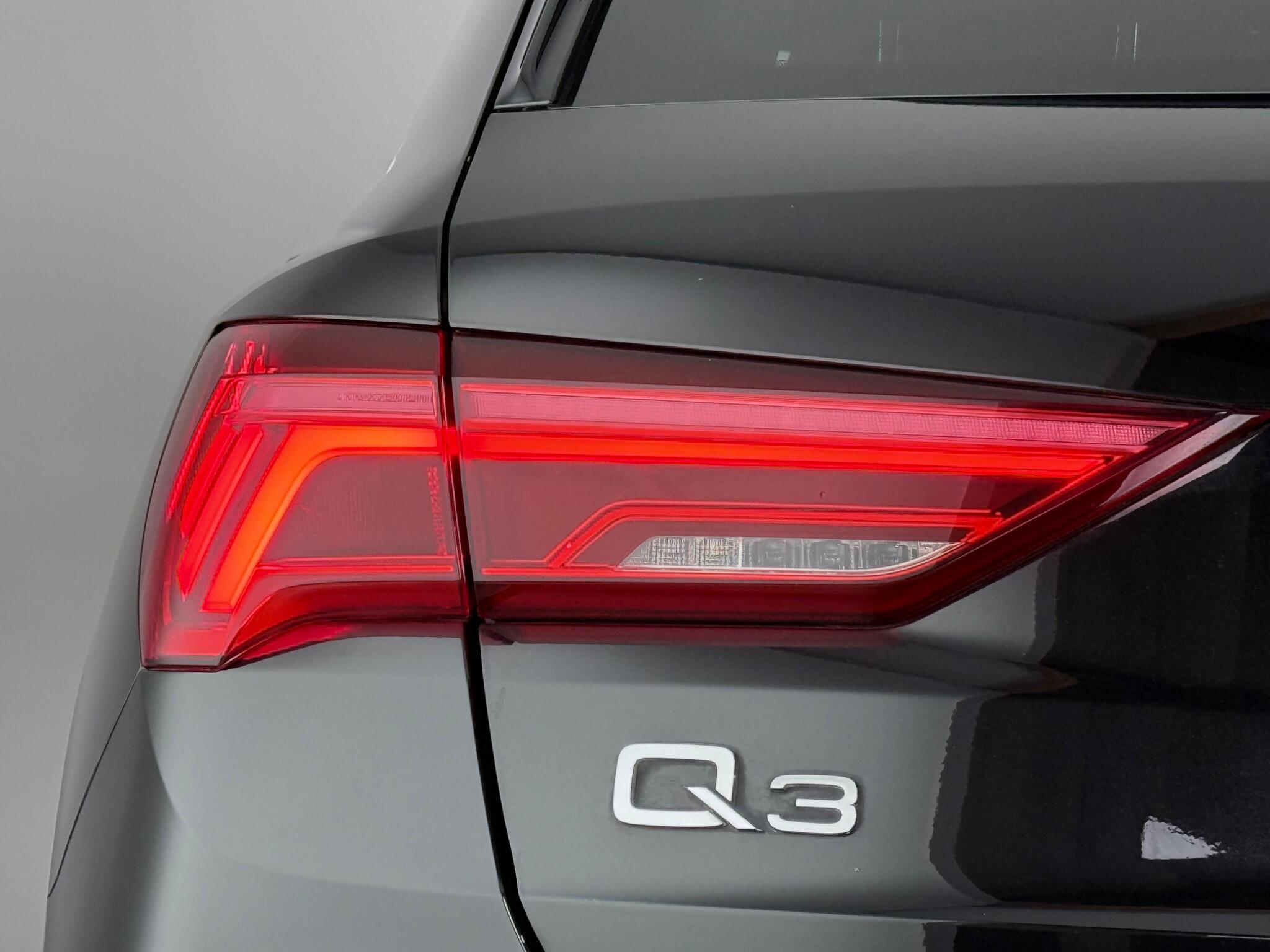 Audi Q3 view 12