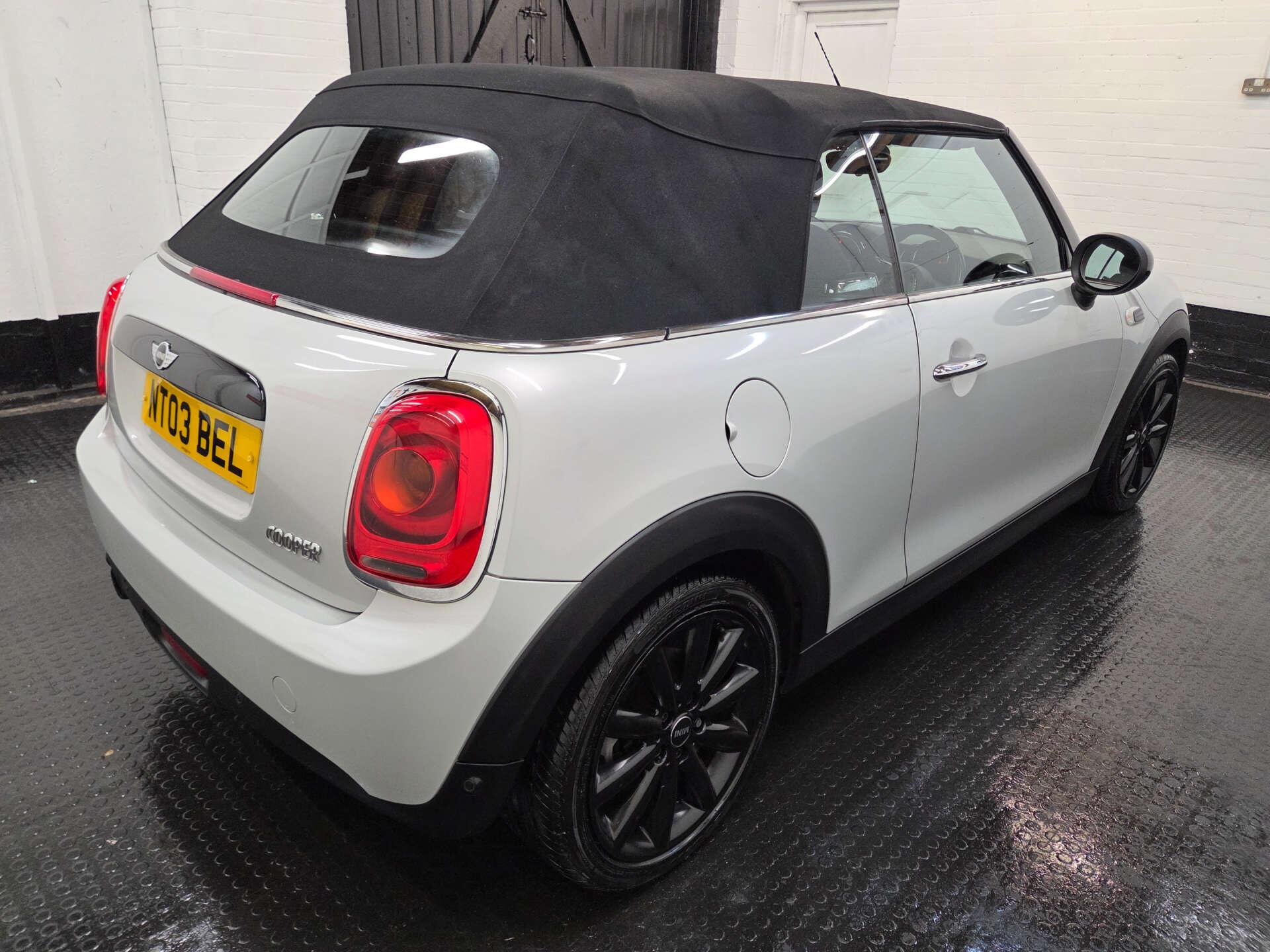 Mini Convertible view 37