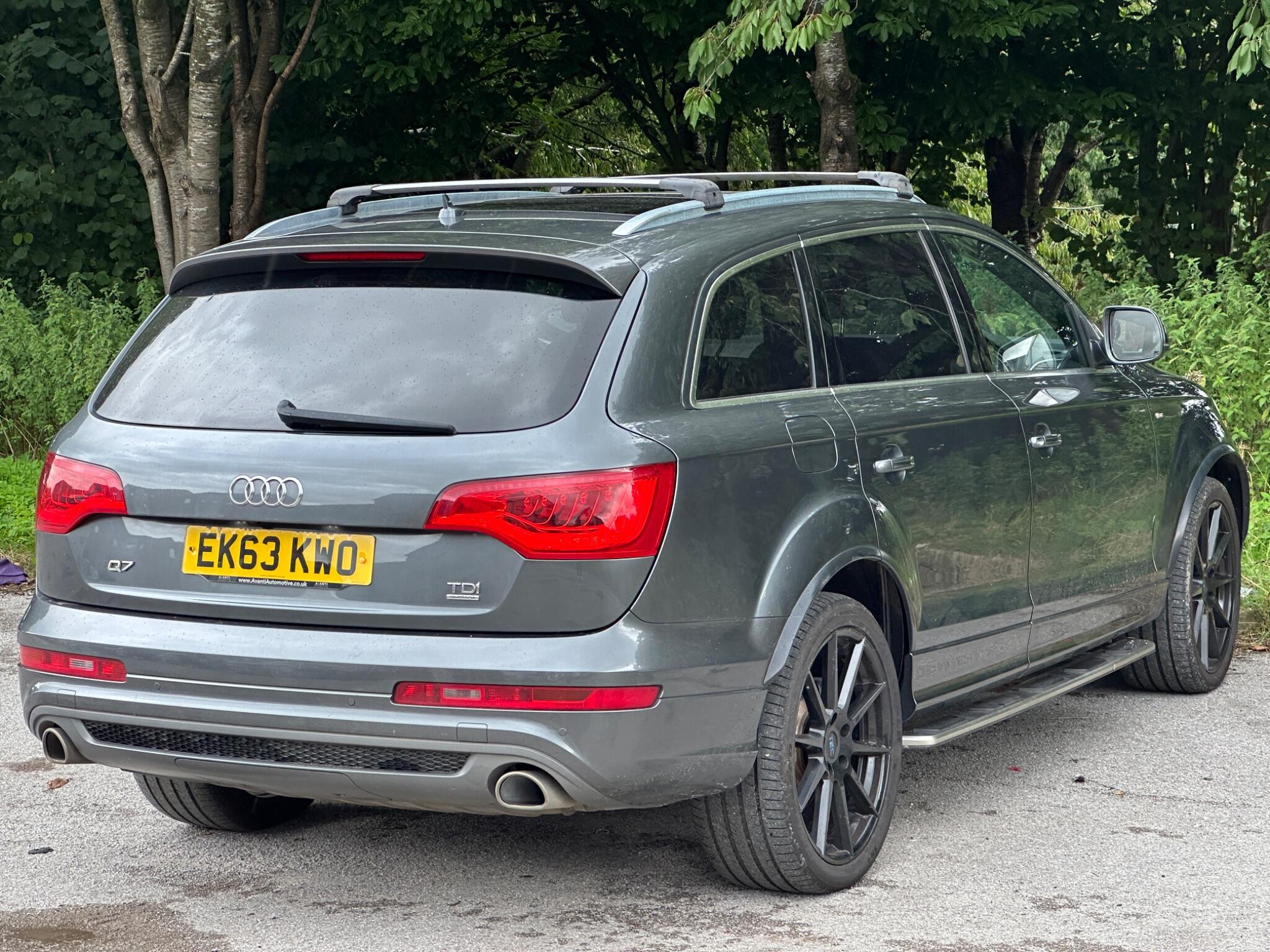 Audi Q7 view 8