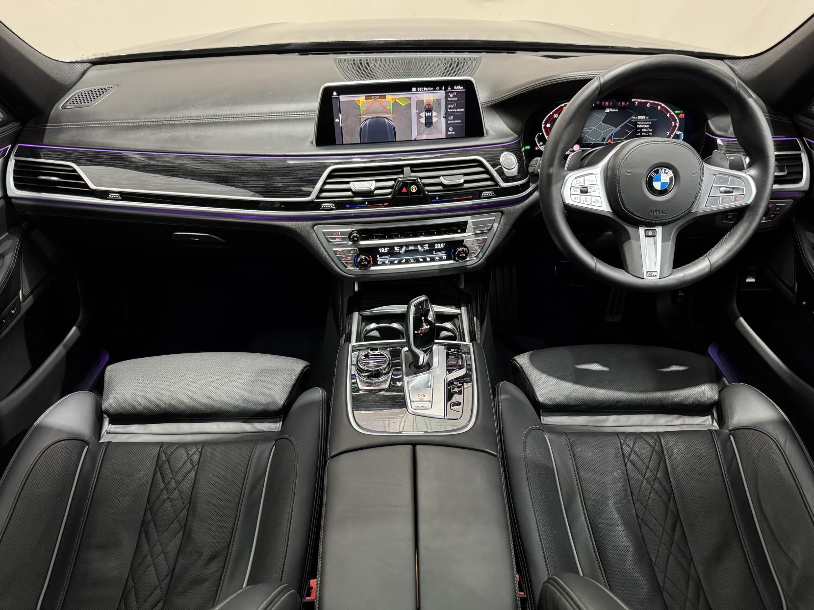 BMW 7 Series view 26