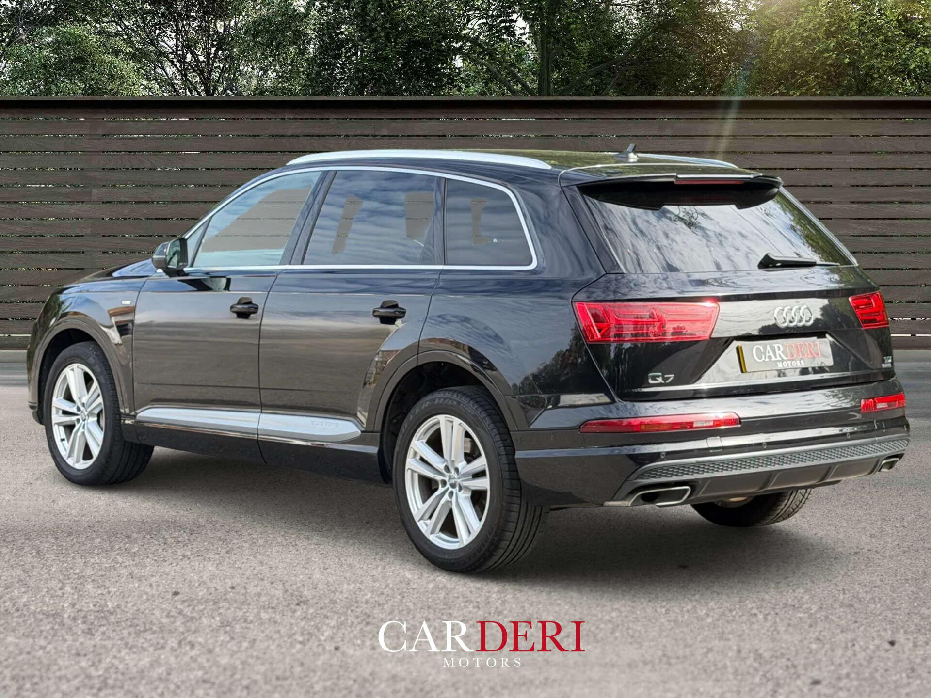 Audi Q7 view 16