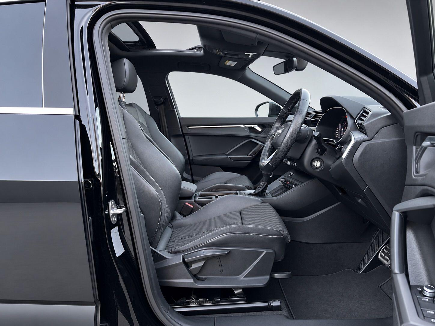 Audi Q3 view 18