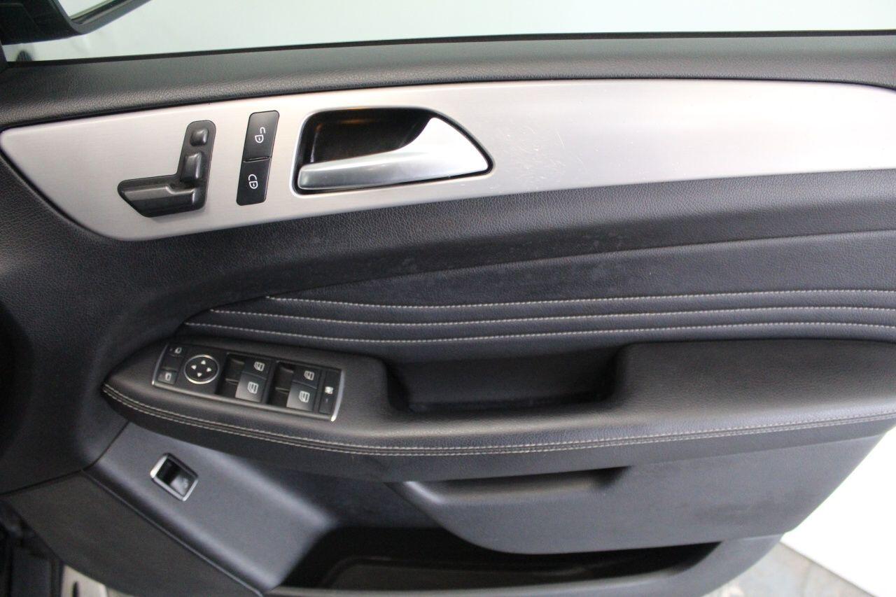 Mercedes-Benz M-Class view 50