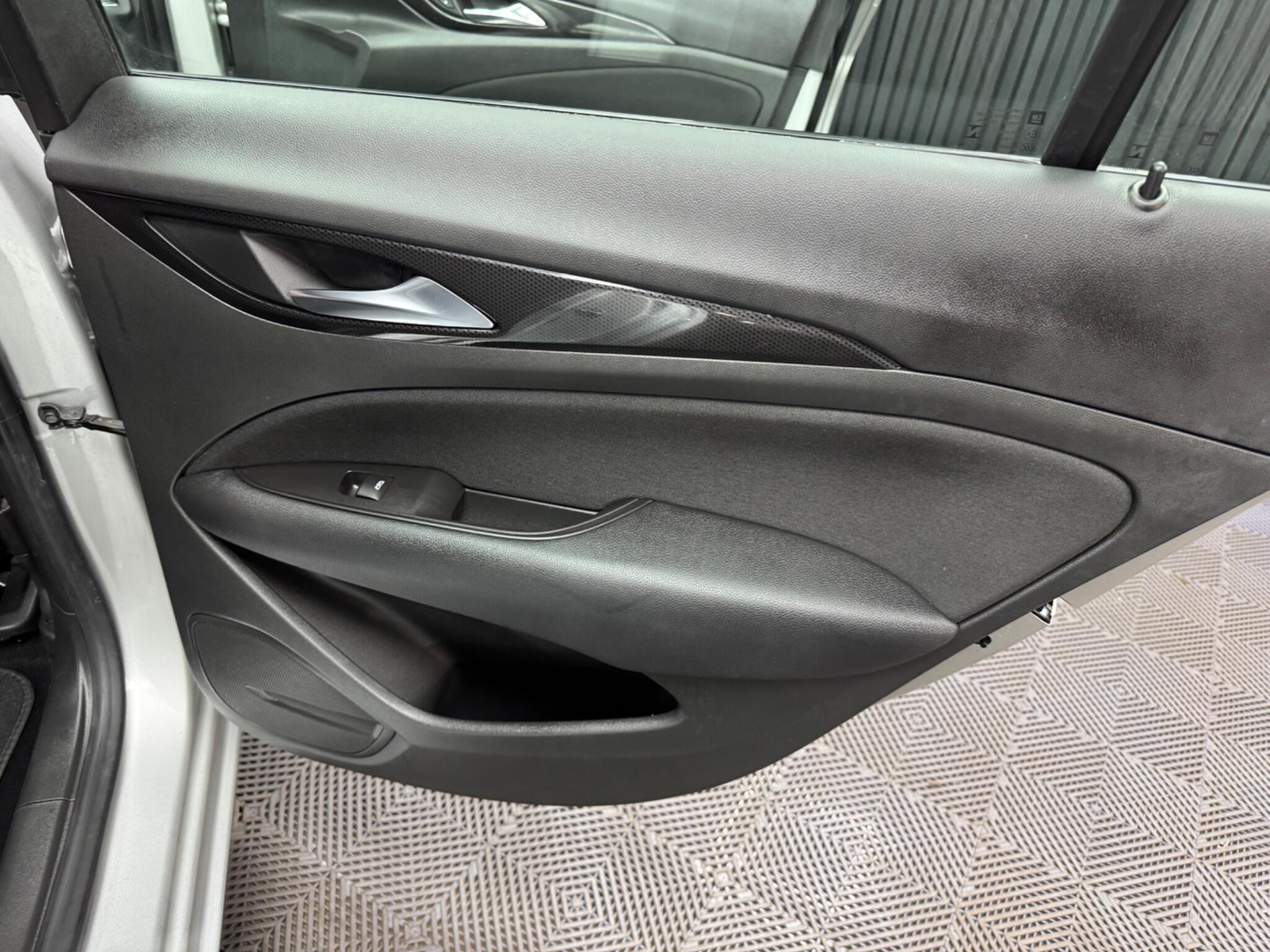 Vauxhall Insignia view 37