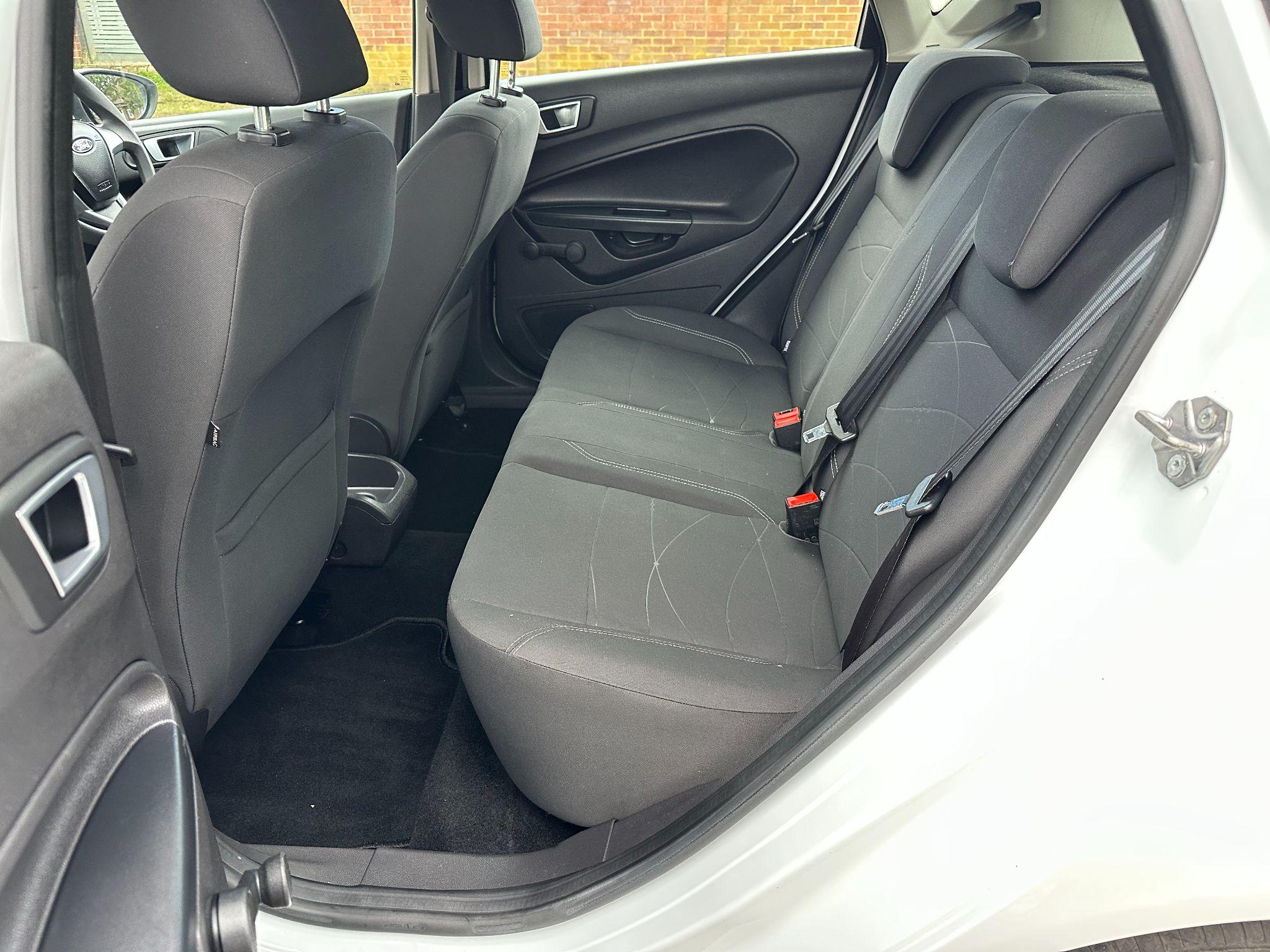 2014 Ford Fiesta image 32