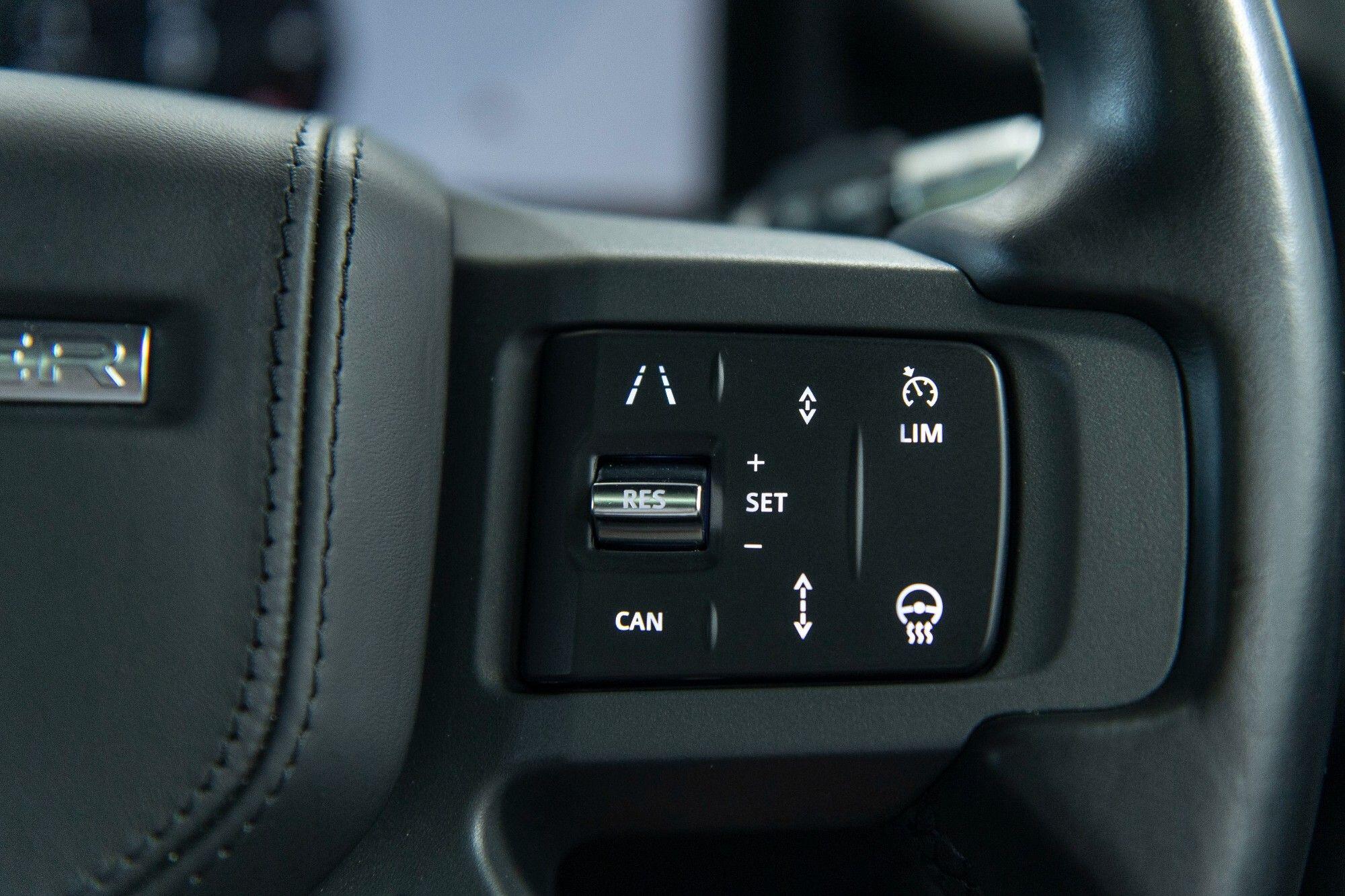 Land Rover Defender 110 view 15