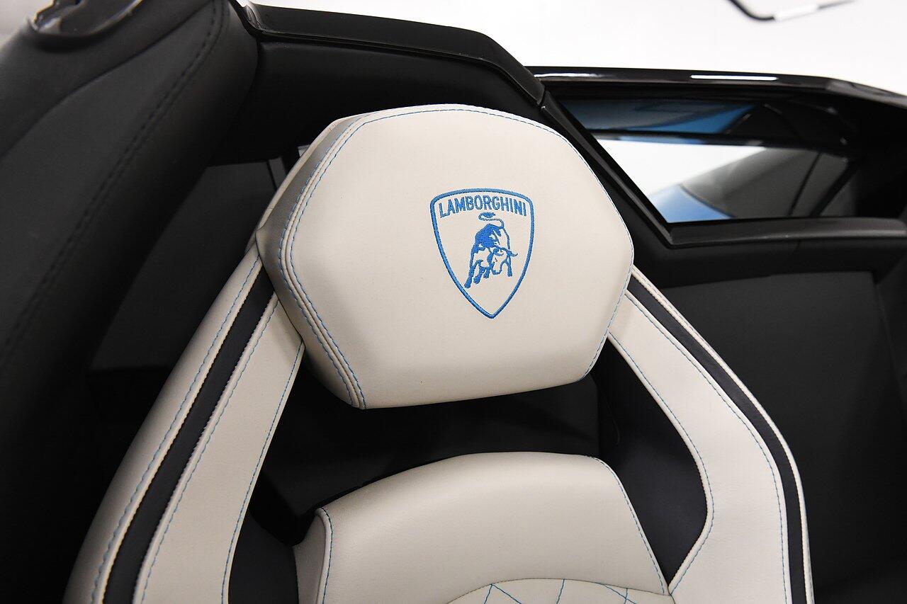 Lamborghini Aventador view 9