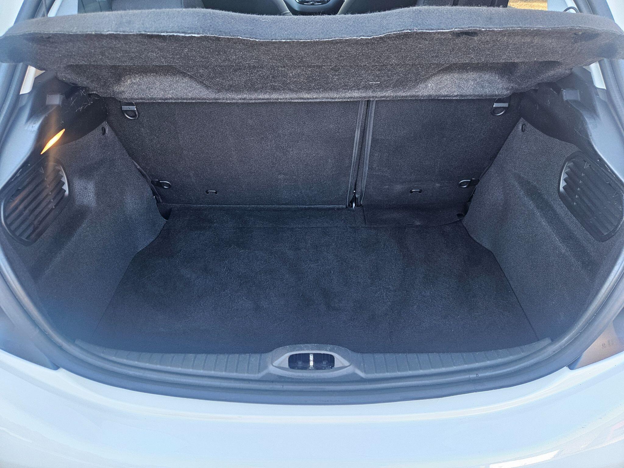 2017 Peugeot 208 image 40