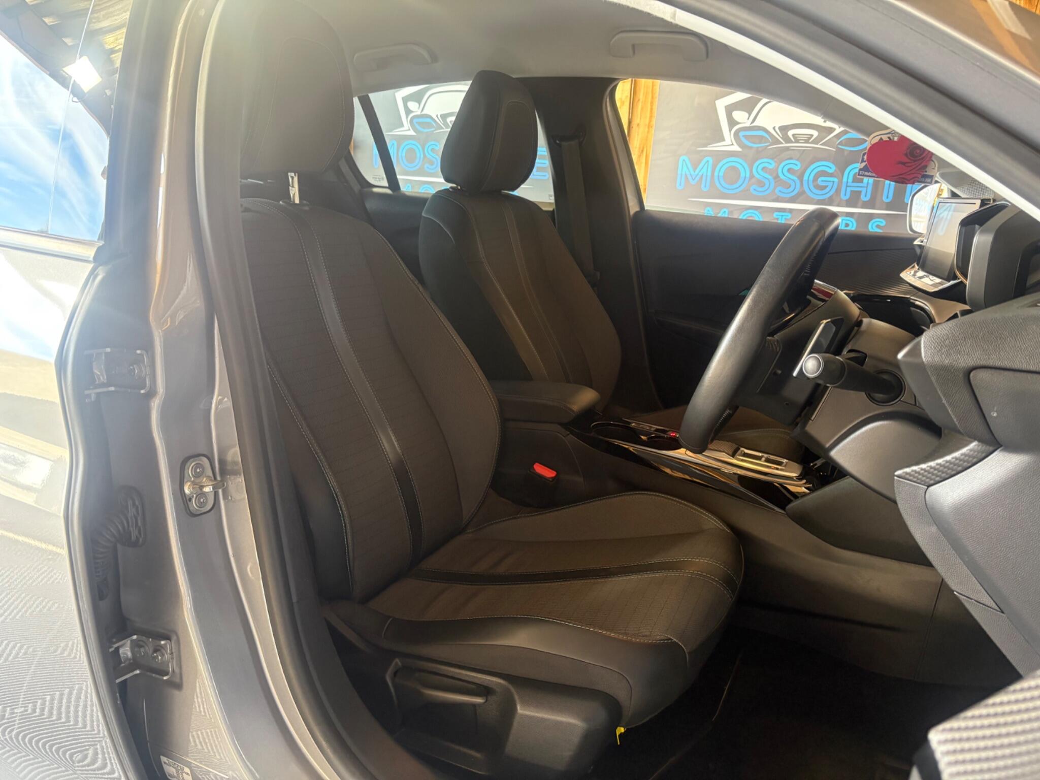 Peugeot 208 view 12