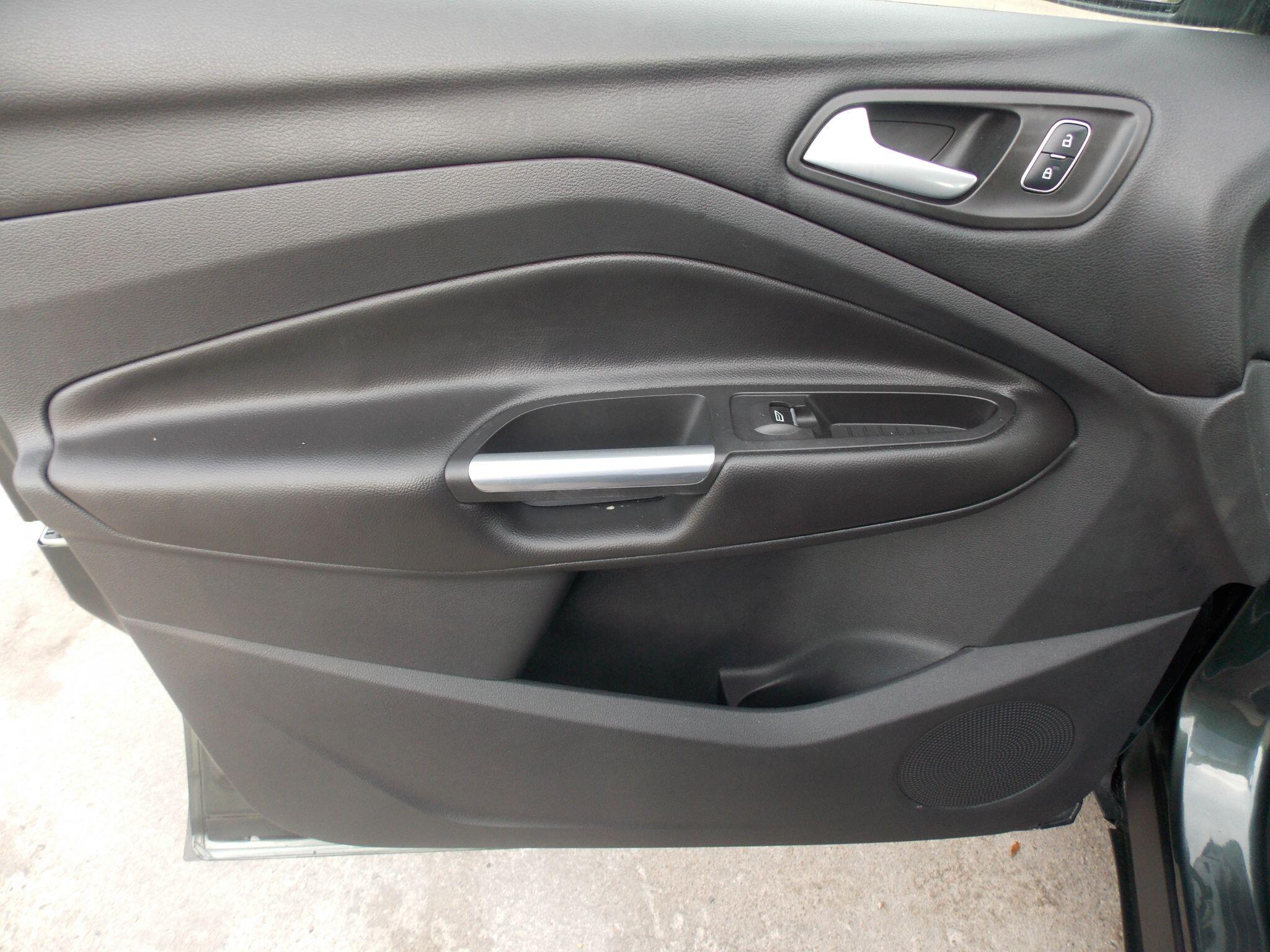 Ford Kuga view 45