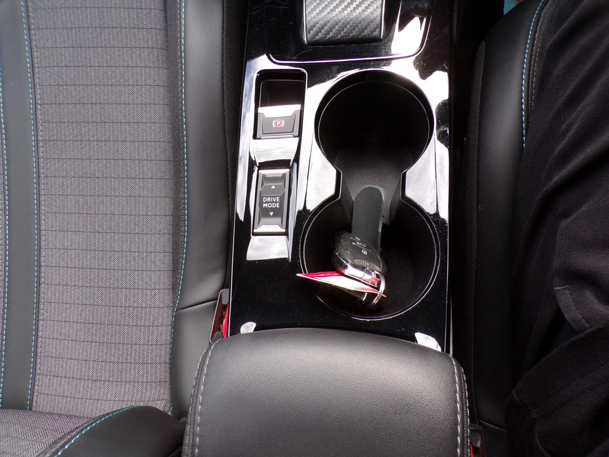 Peugeot E-2008 view 26