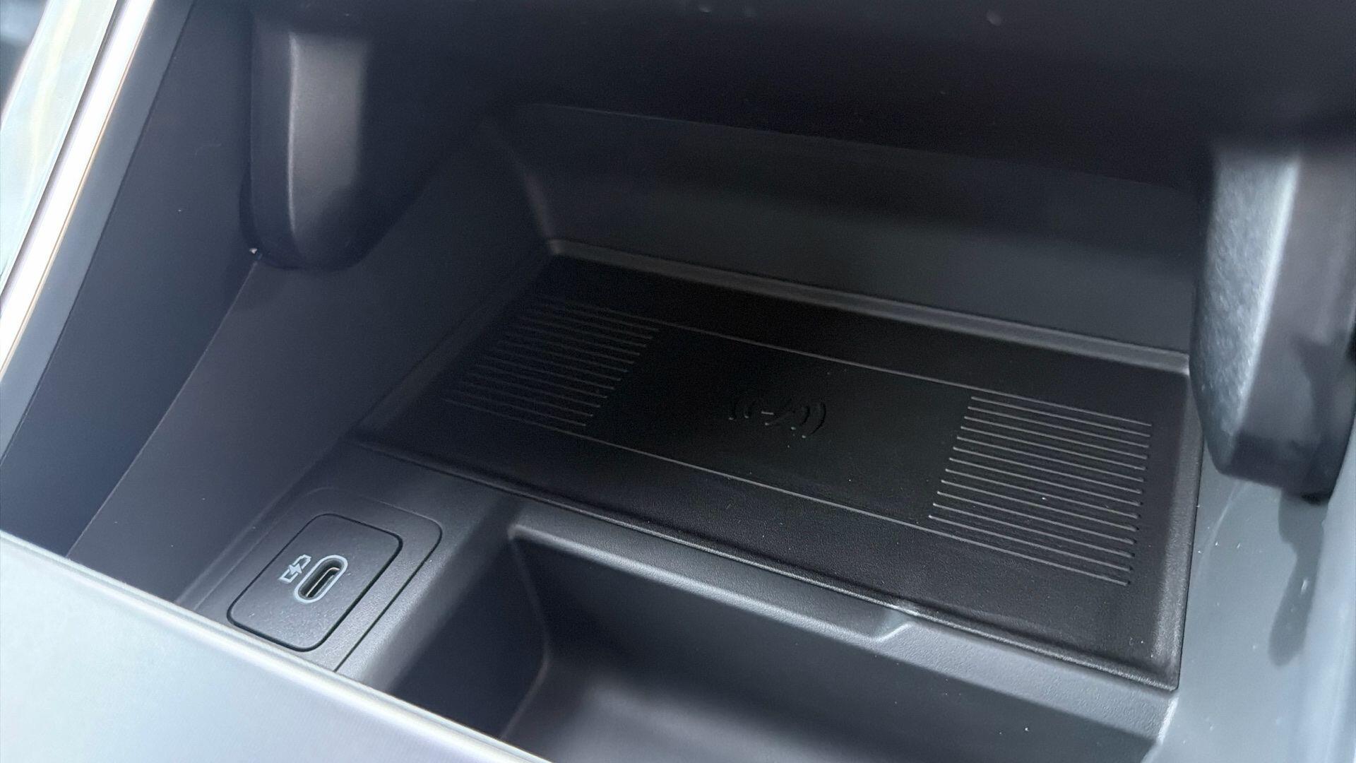 Land Rover Range Rover Velar view 35