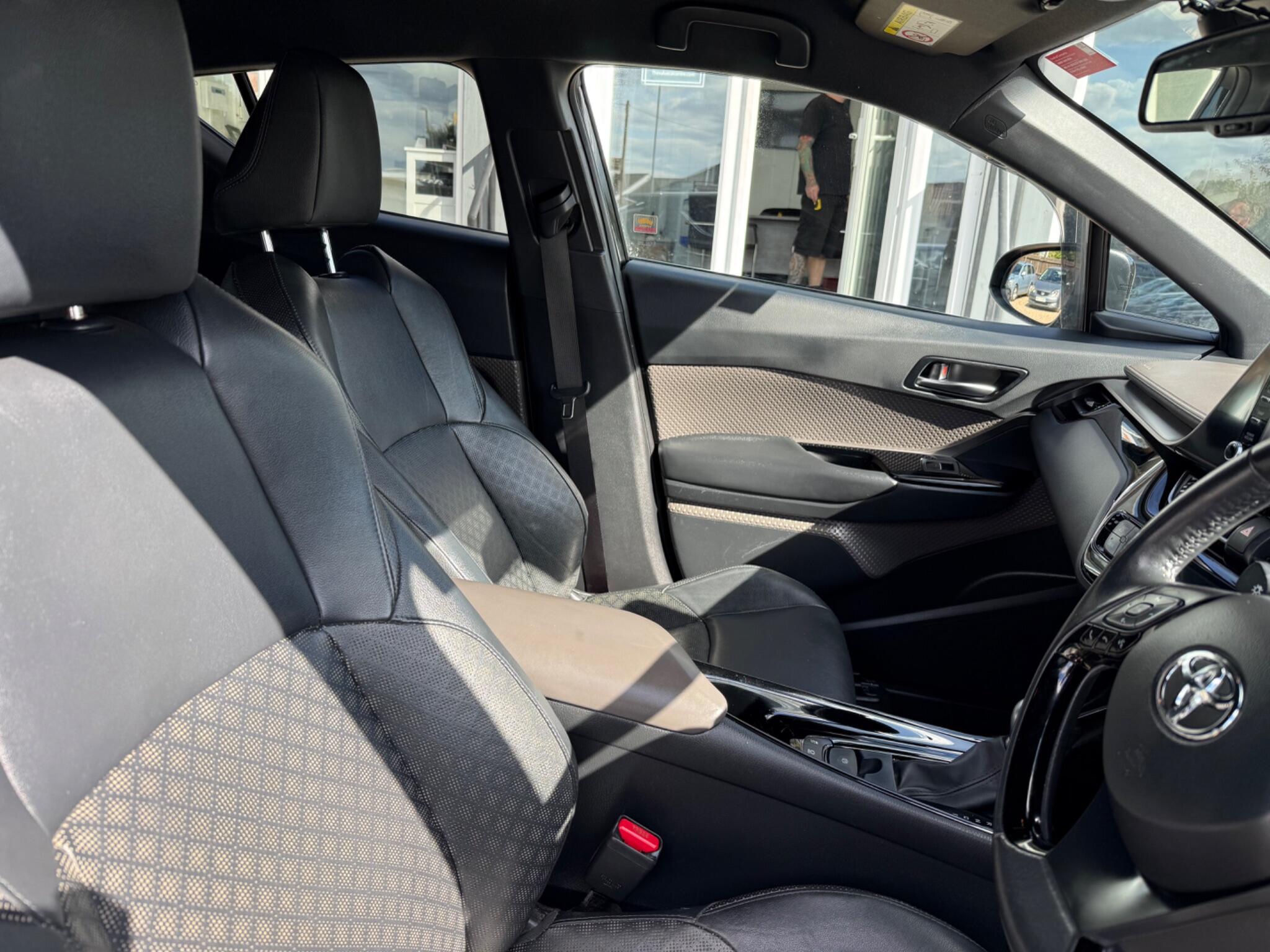 Toyota C-HR view 10