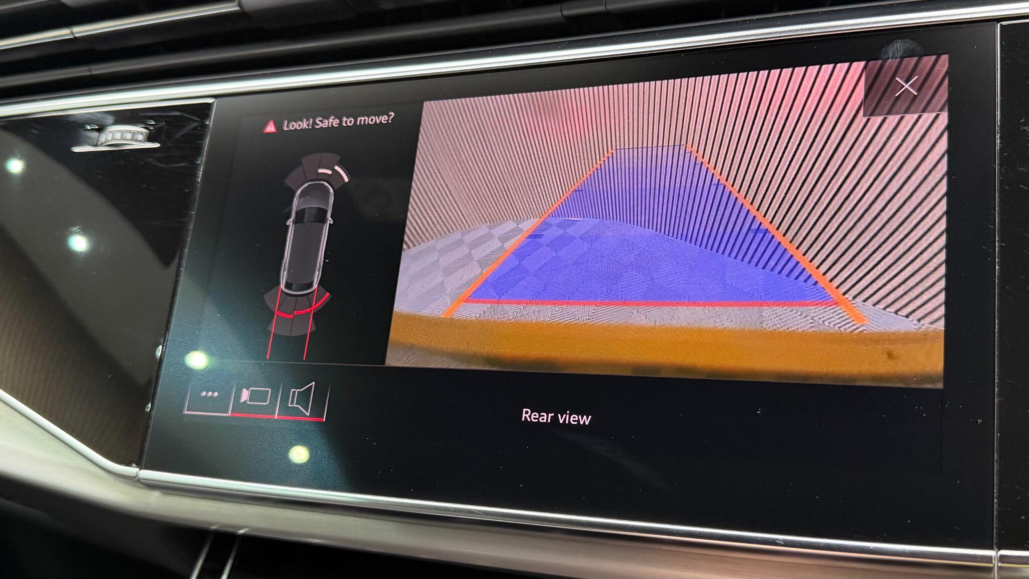 Audi Q8 view 23