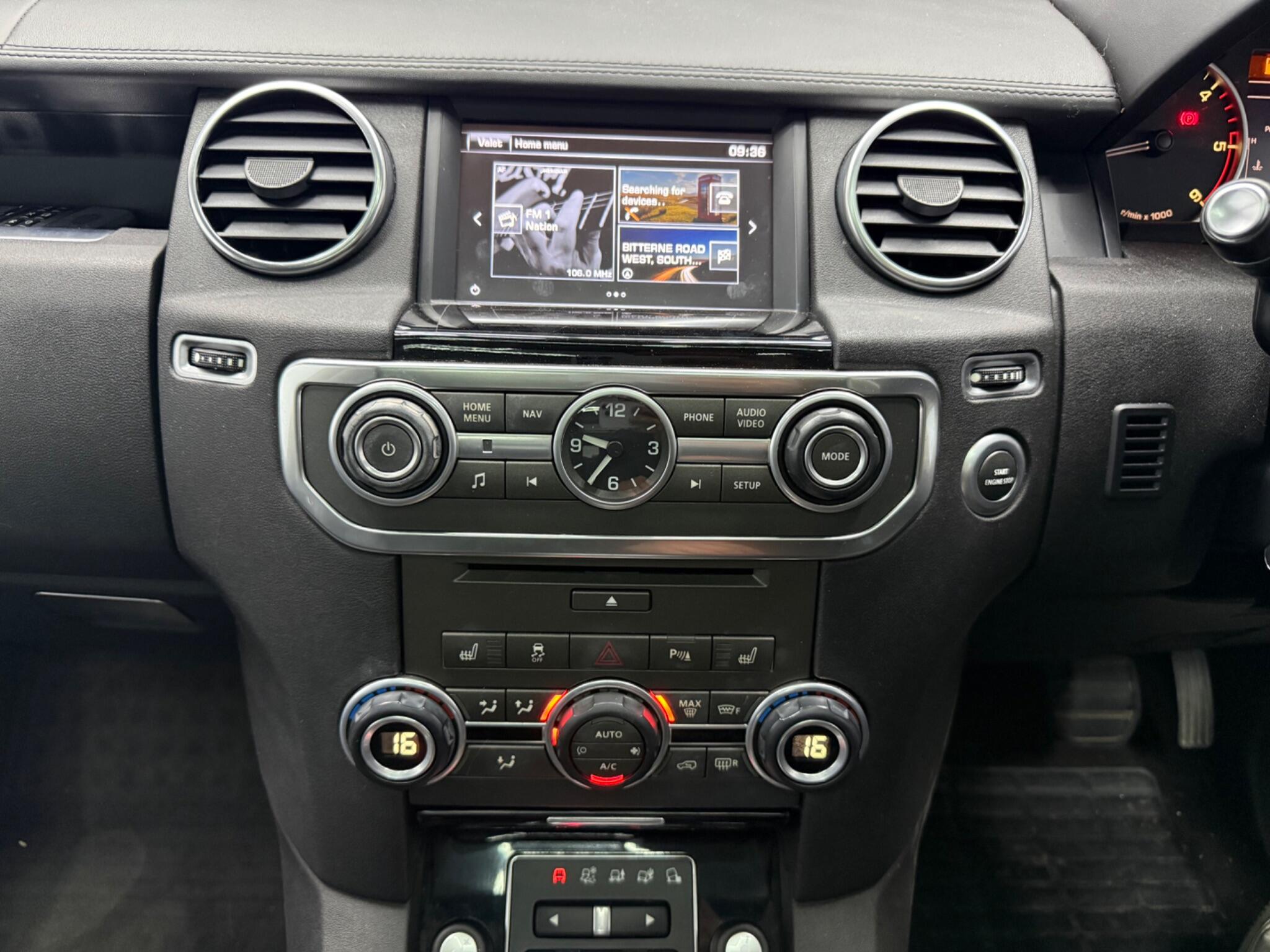 Land Rover Discovery 4 view 13