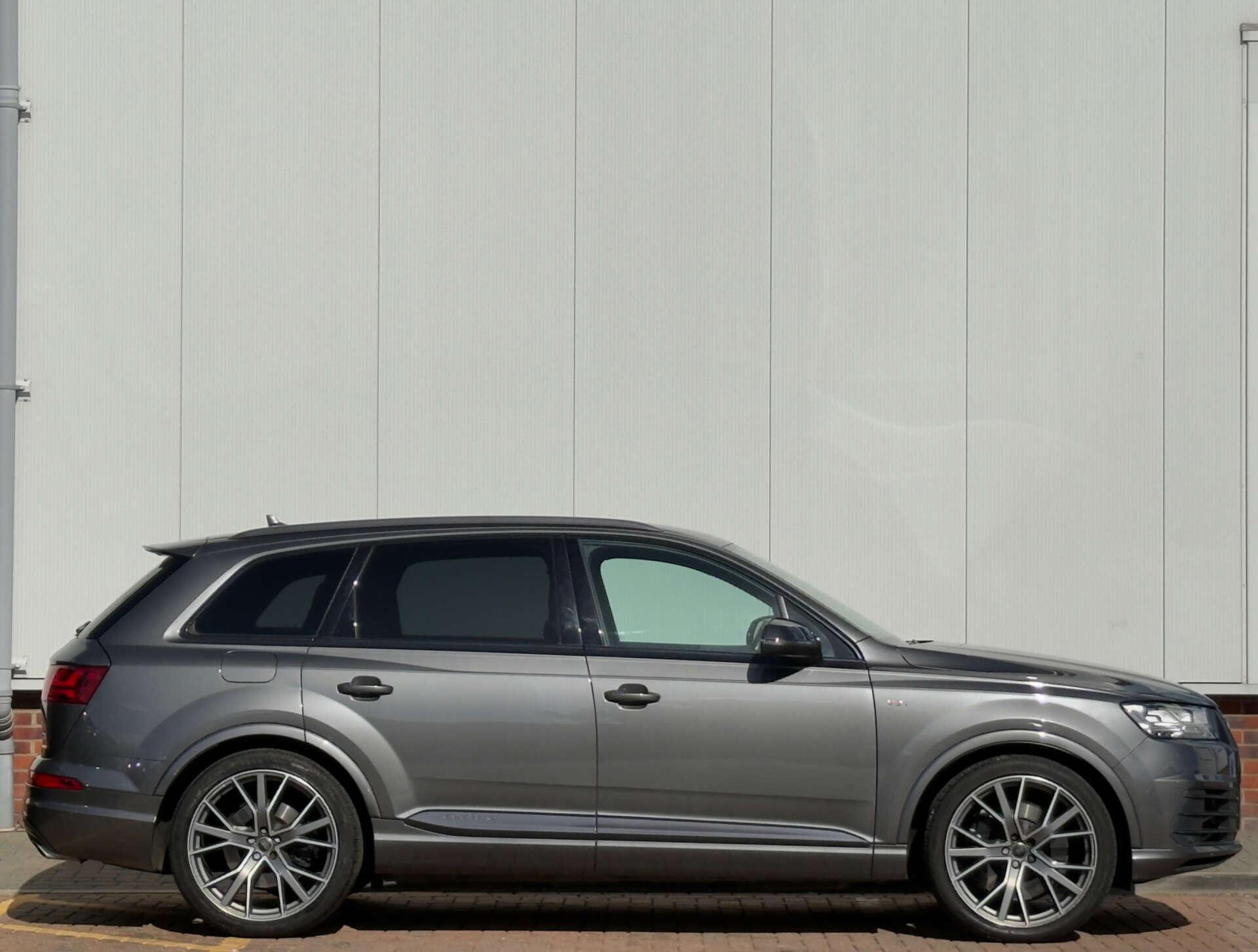 Audi SQ7 view 7
