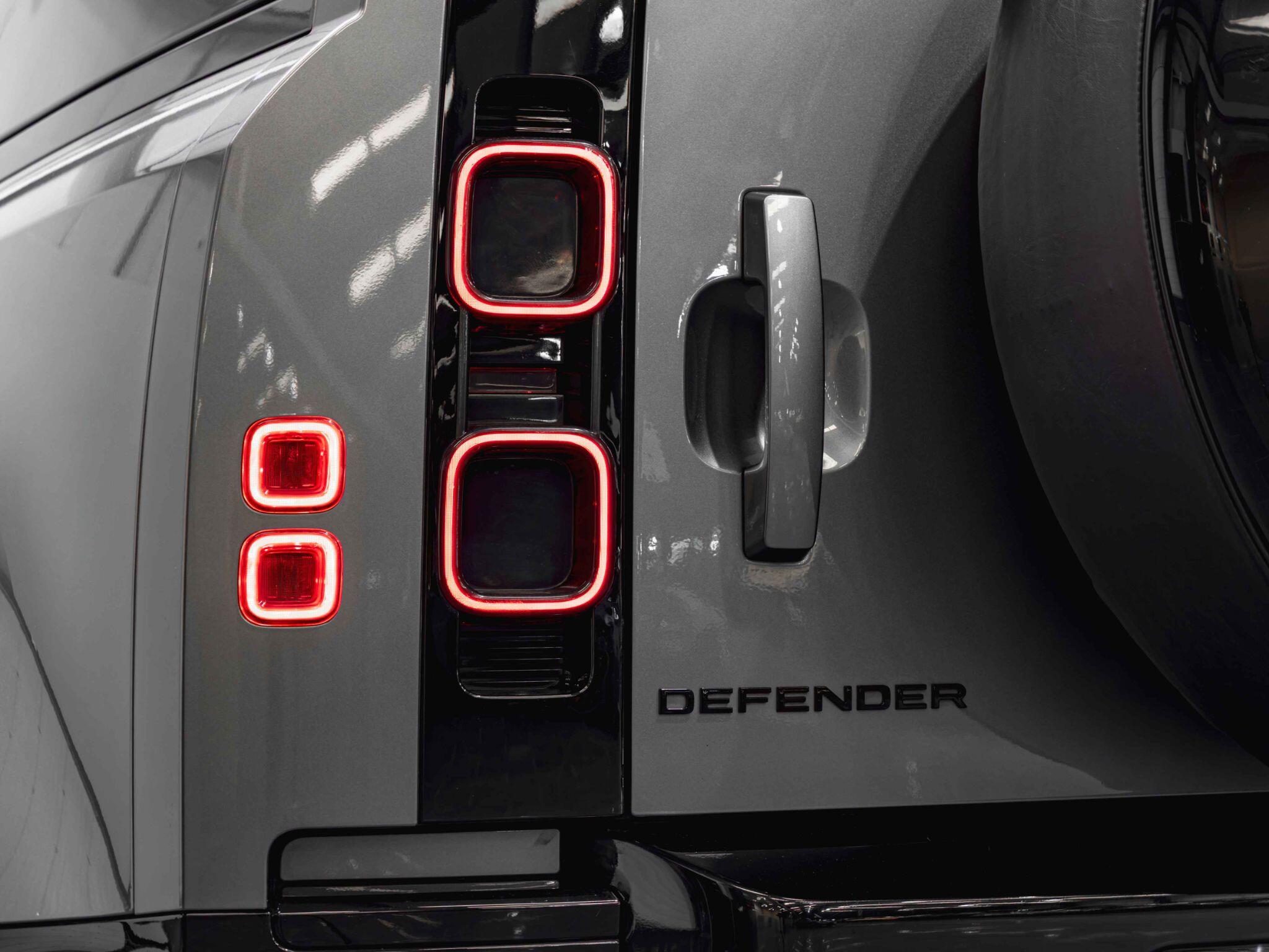 Land Rover Defender 110 view 17
