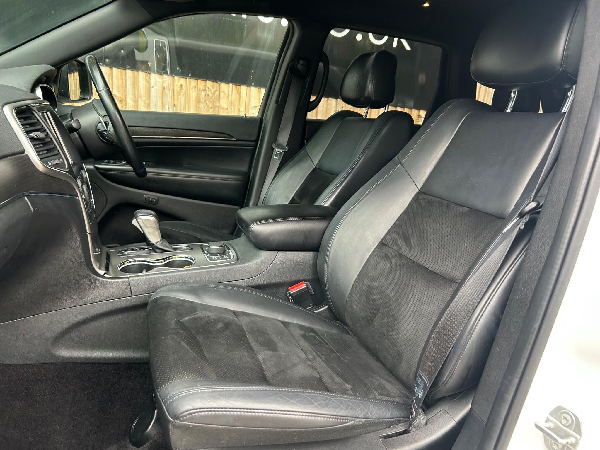 Jeep Grand Cherokee view 4