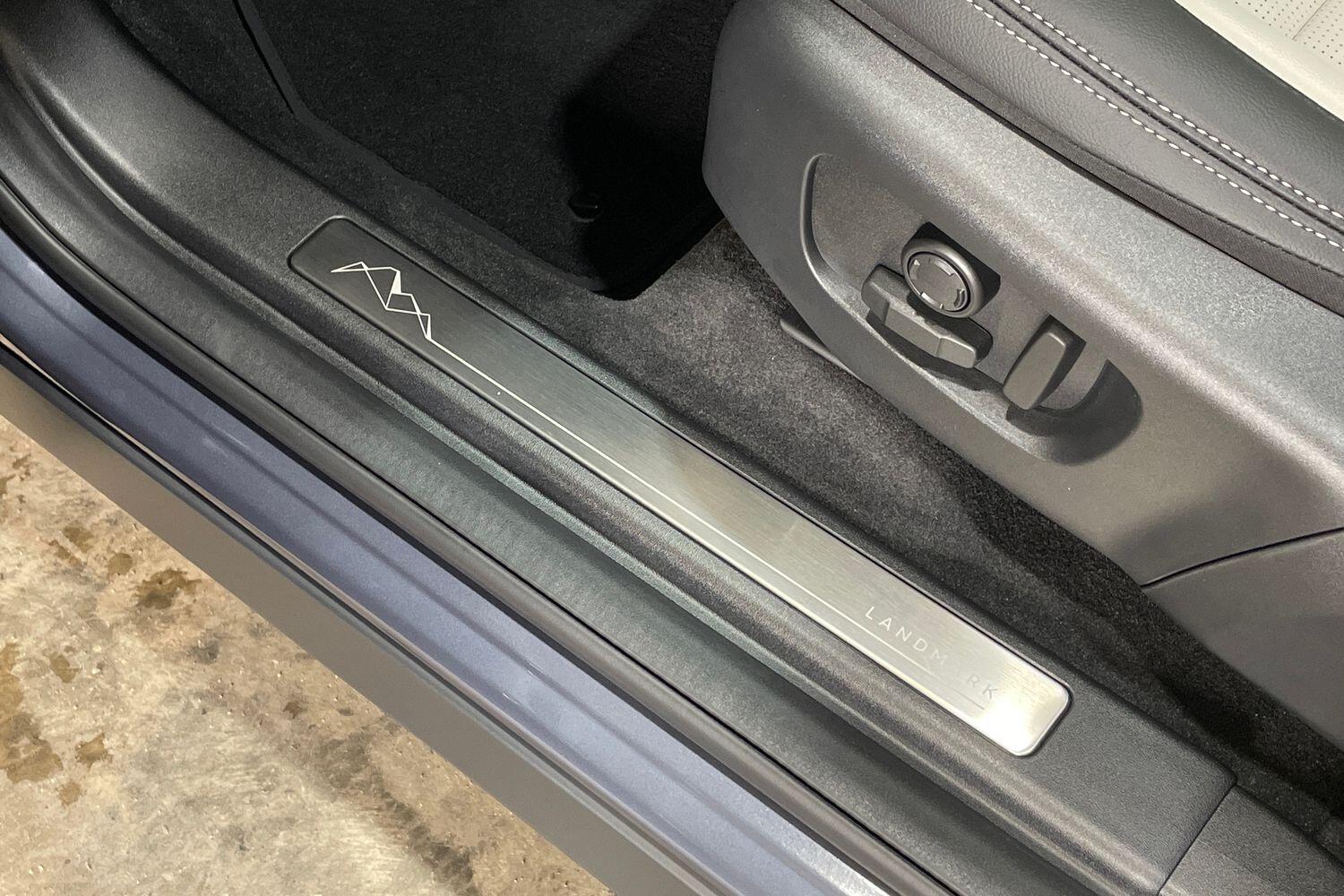 Land Rover Discovery Sport view 22