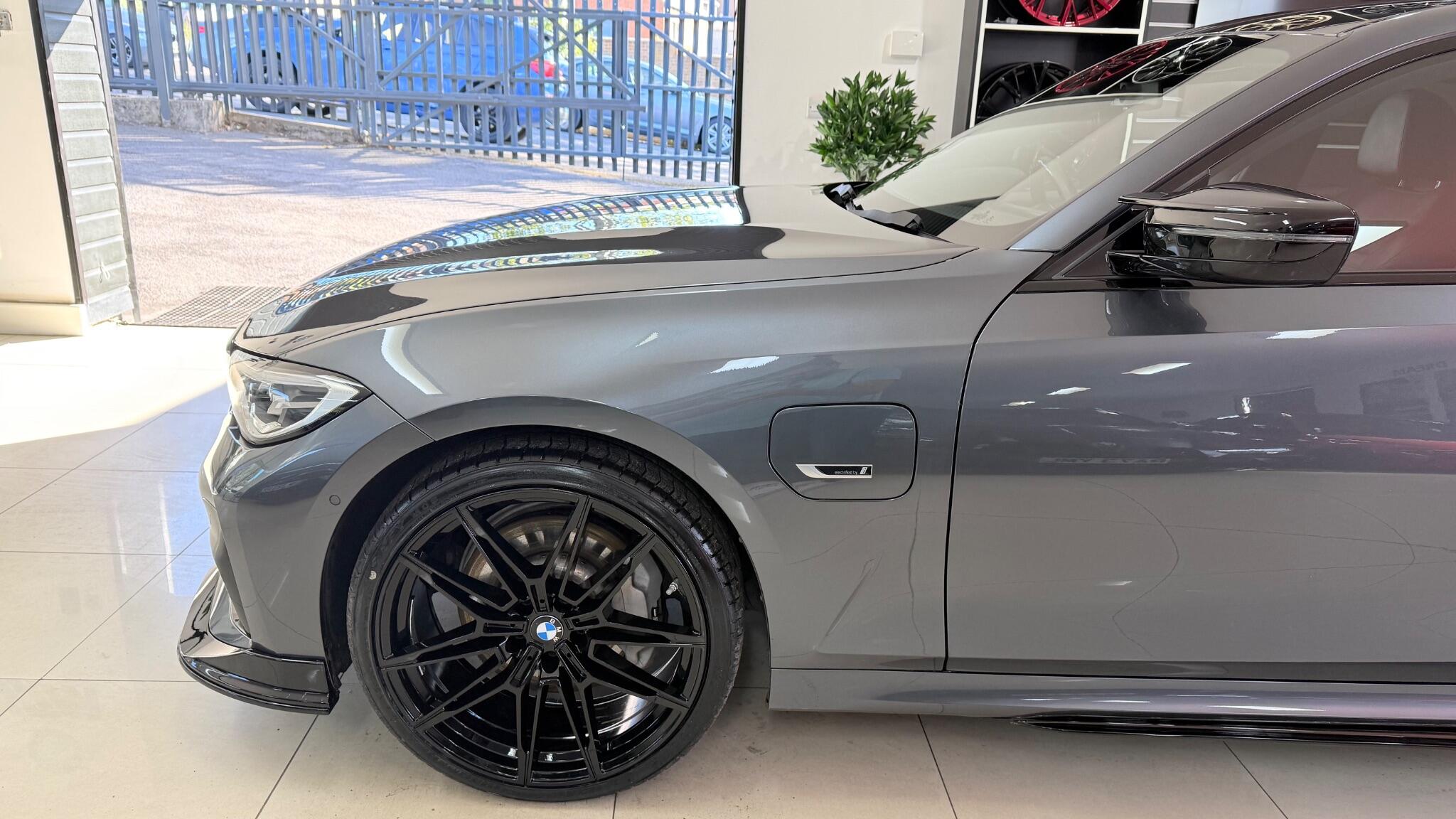 BMW 3 Series view 32
