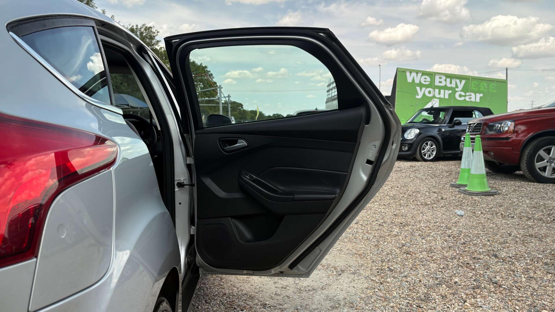 Ford Focus view 39