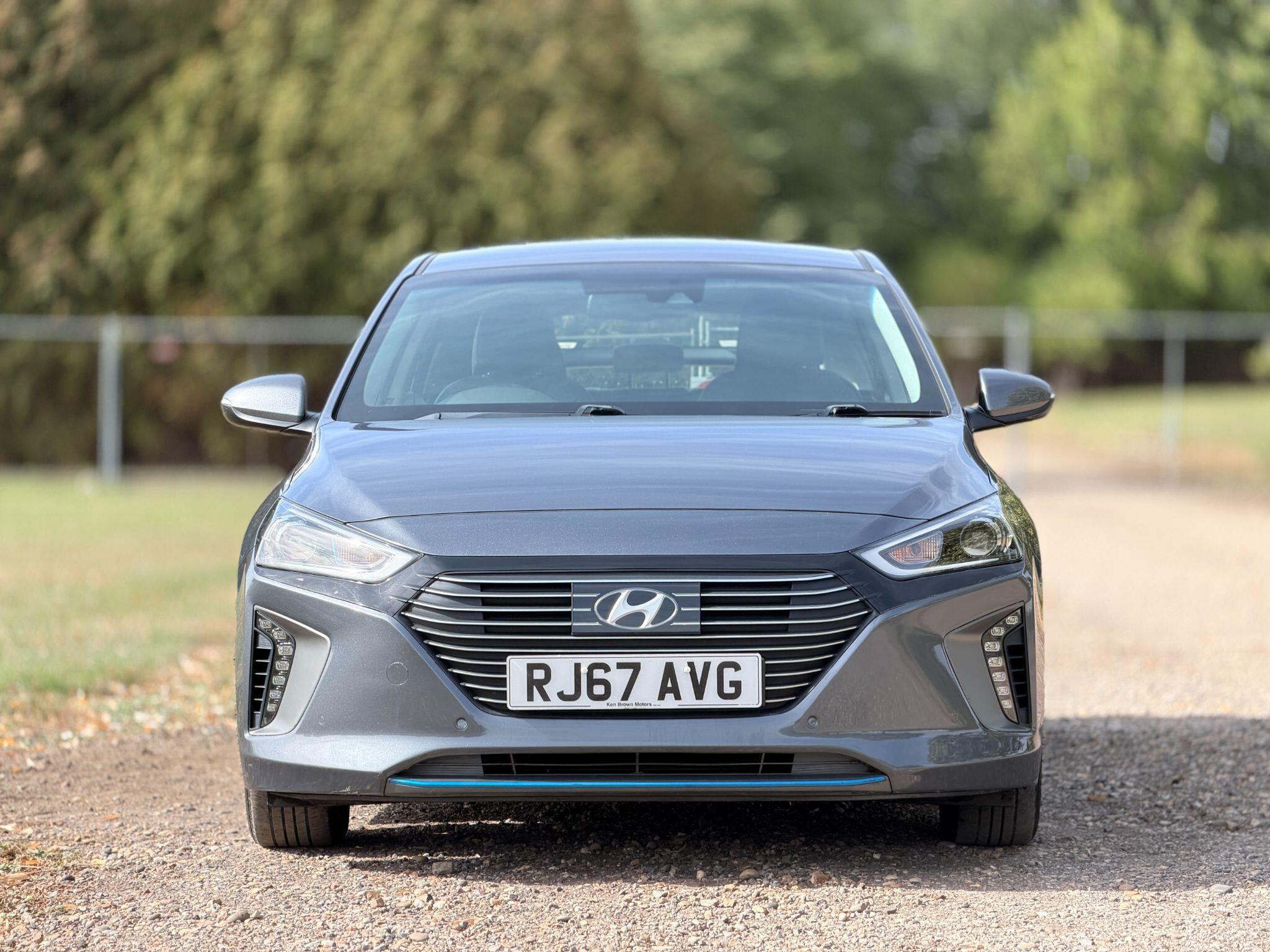 Hyundai Ioniq view 21