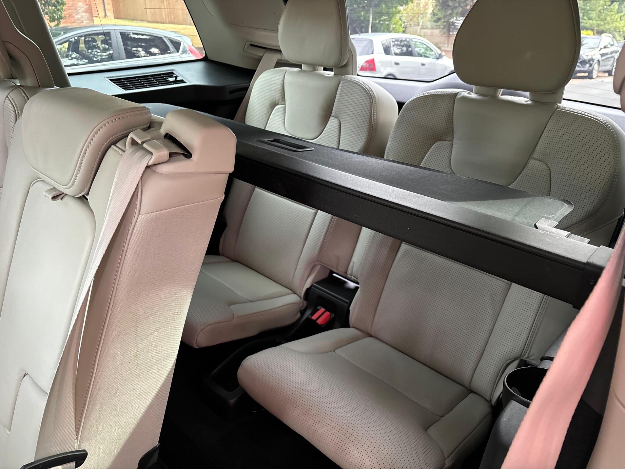 Volvo XC90 view 8