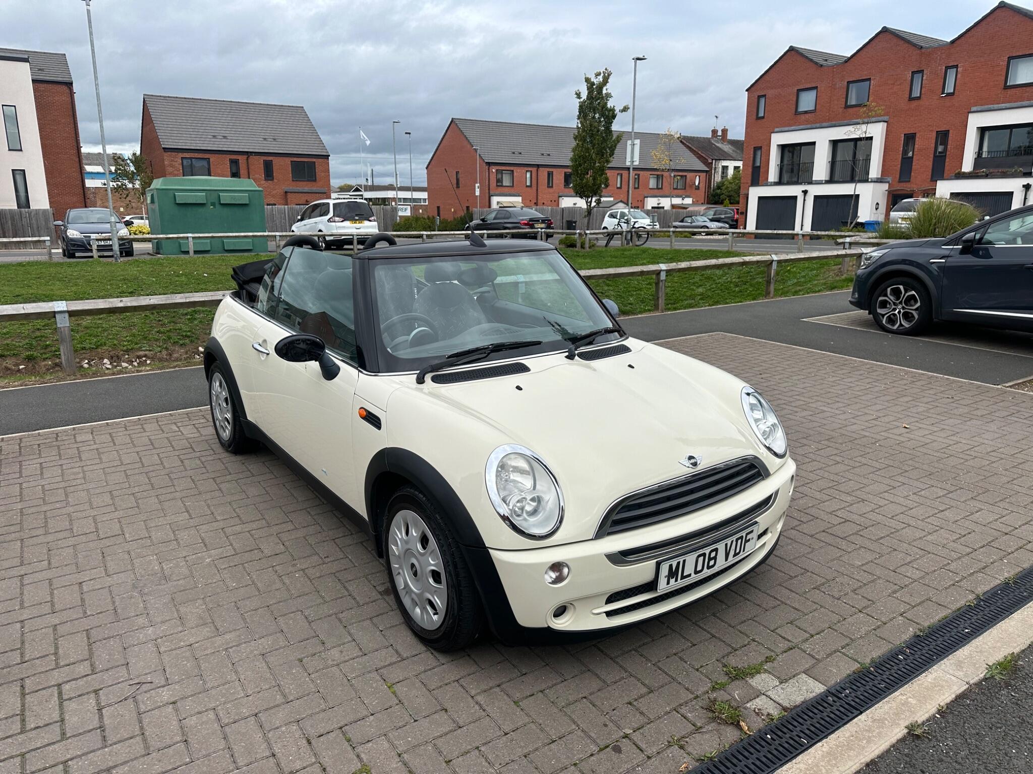 2008 White MINI Convertible for sale for £1,495 in Burton-On-Trent, Staffordshire