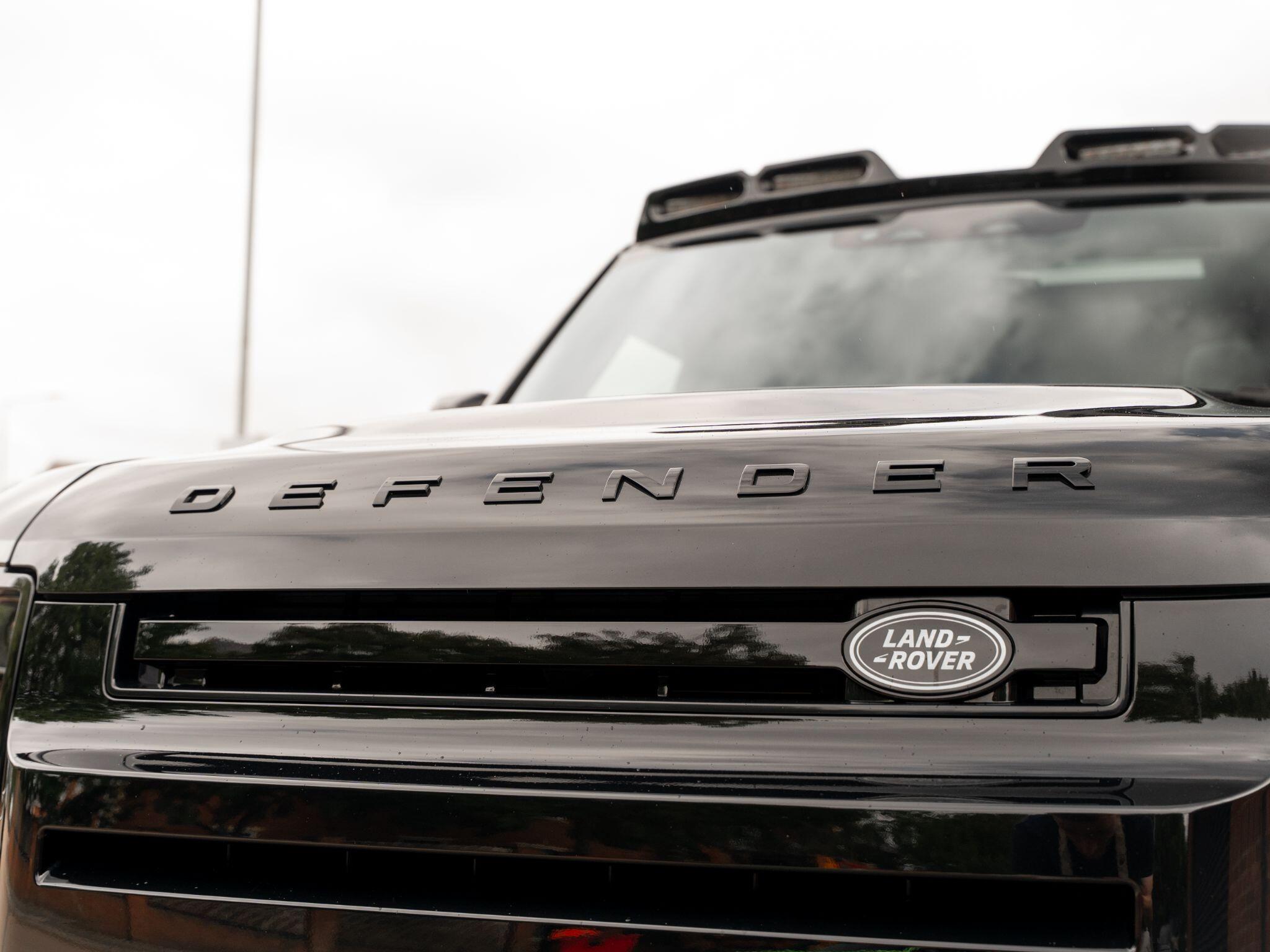 Land Rover Defender 110 view 20