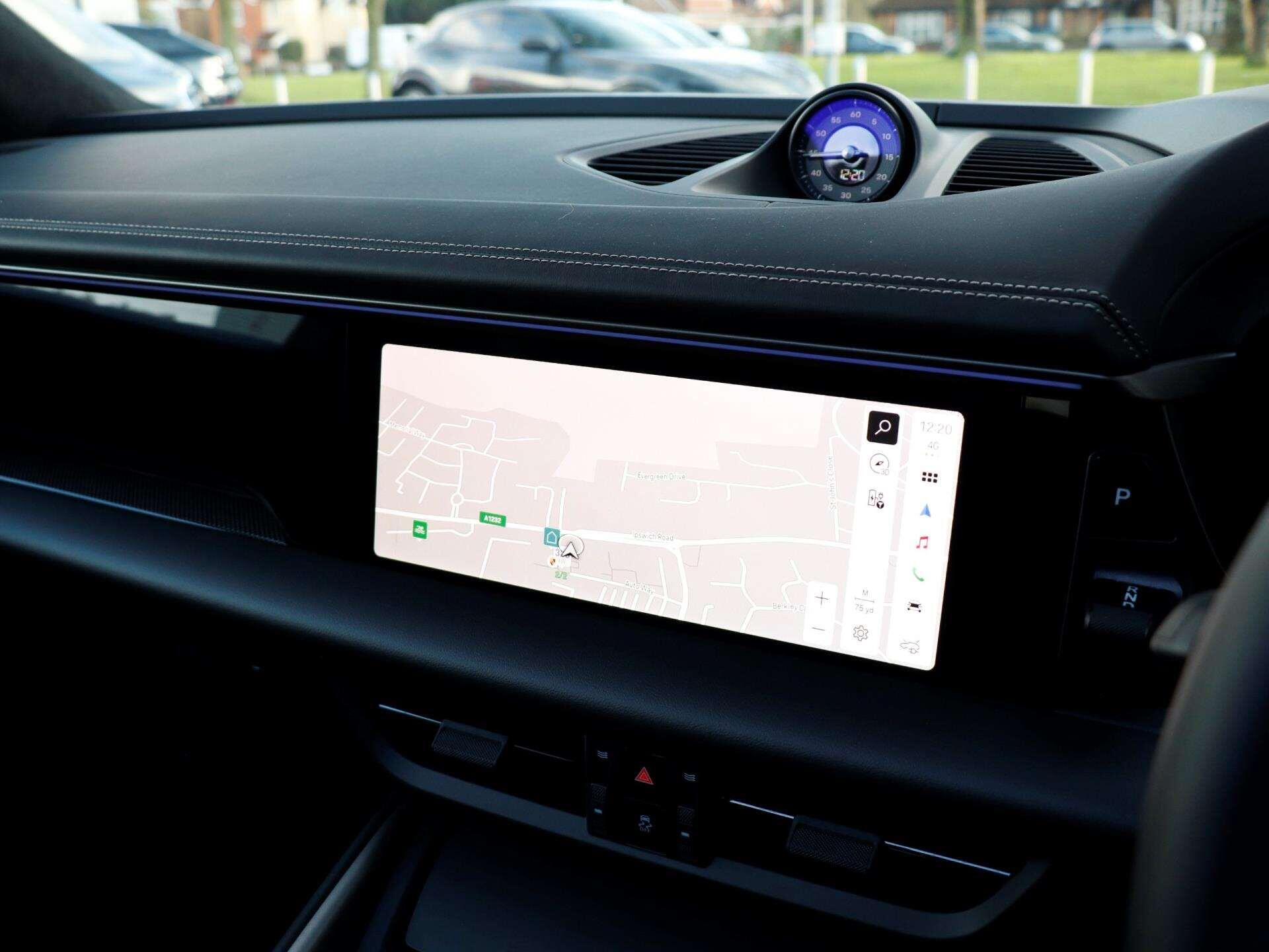 Porsche Macan view 15