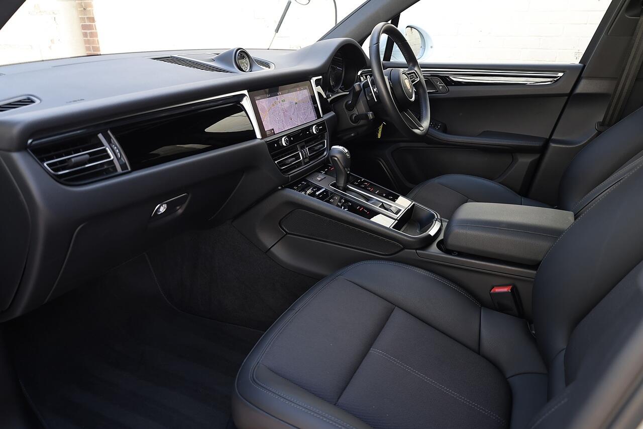 Porsche Macan view 3