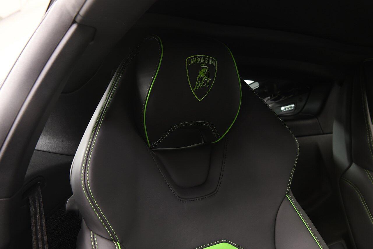 Lamborghini Huracan view 9